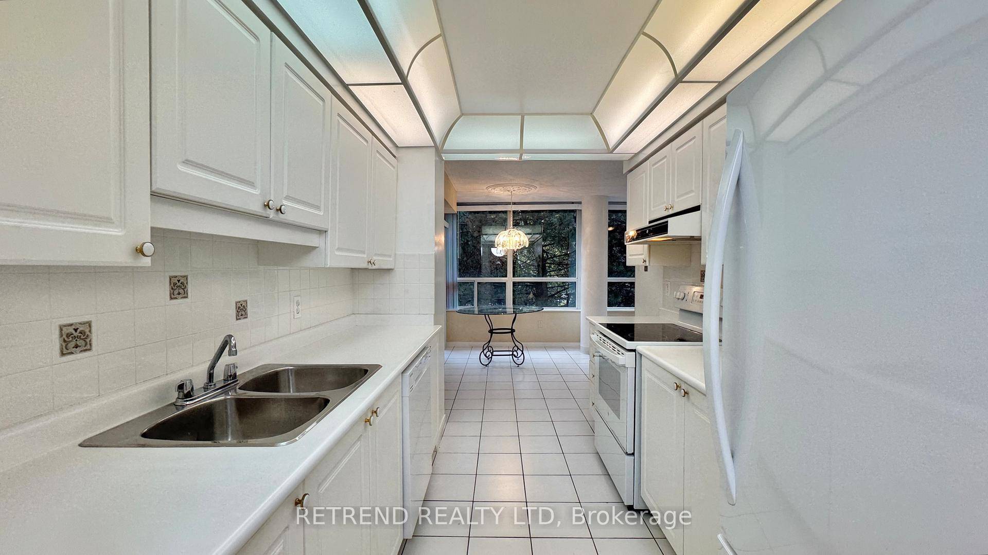 Welcome to 11 Townsgate, a beautifully maintained residence at Bathurst and Steeles on the Thornhill border.