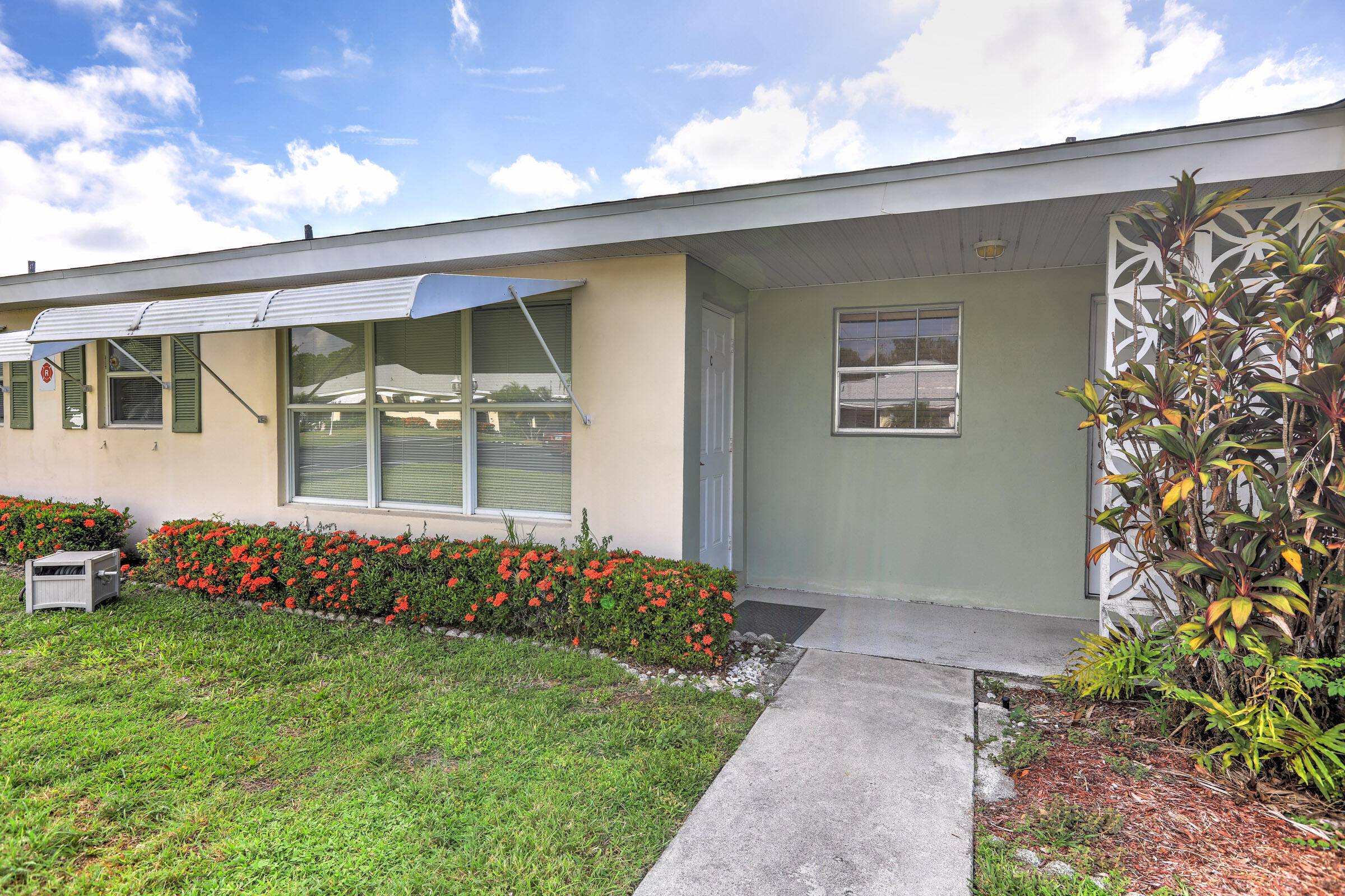 This well maintained villa offers a spacious 1 bedroom, 1.