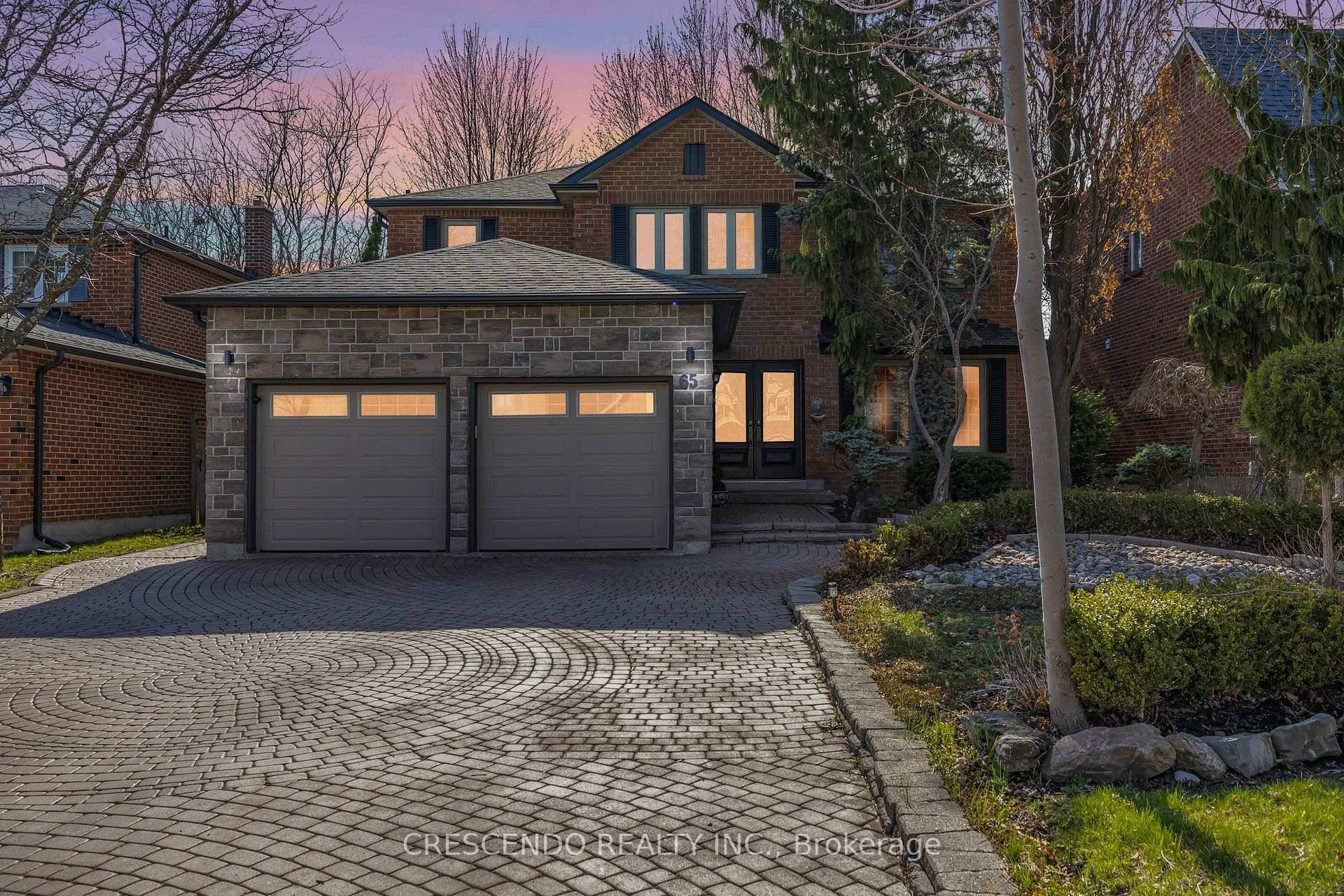 Welcome home to this serene detached property in exclusive Oak Ridges, backing onto a private oasis backyard !