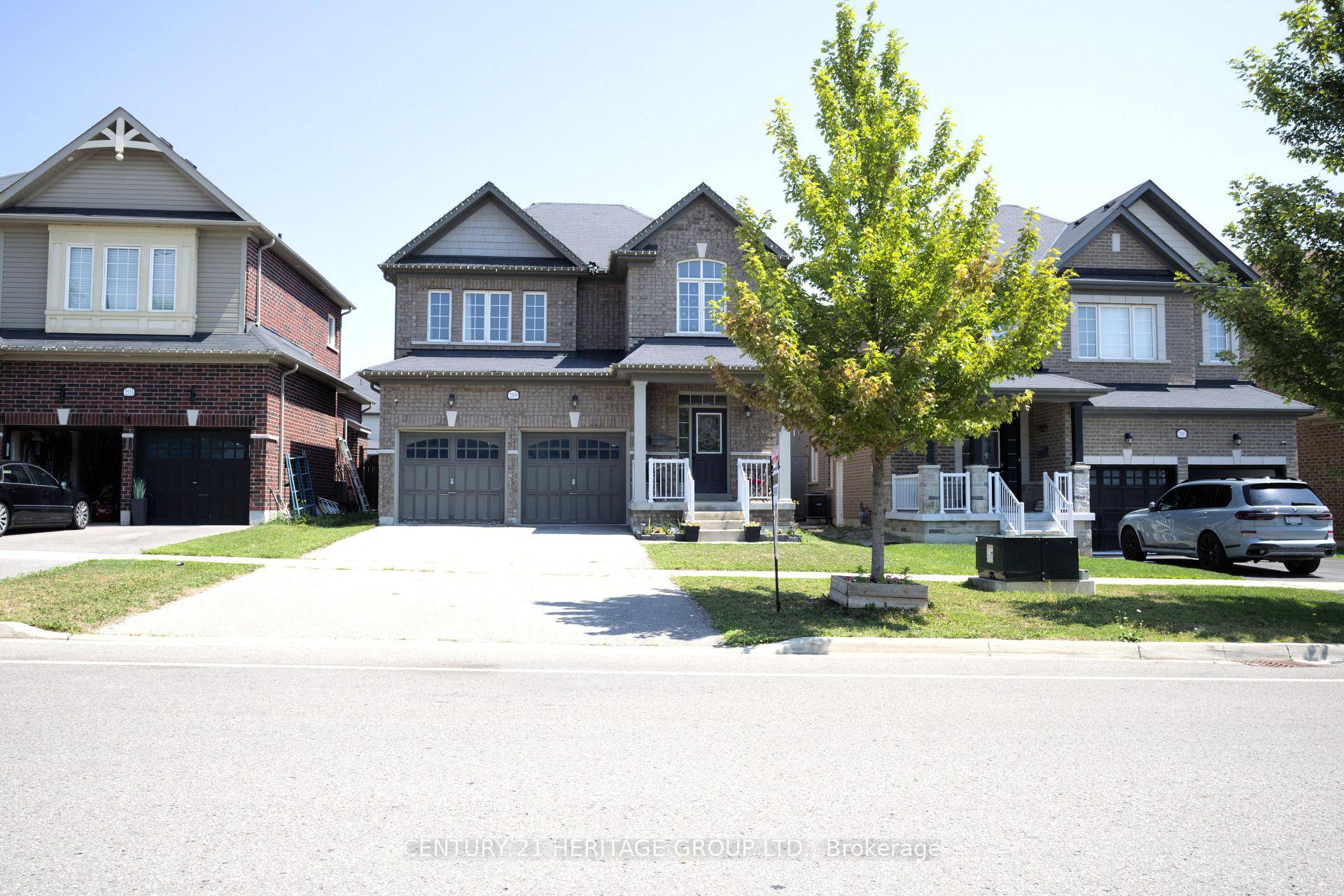 This detached 3 bedroom home is located in the highly desirable Windfields neighbourhood of North Oshawa.