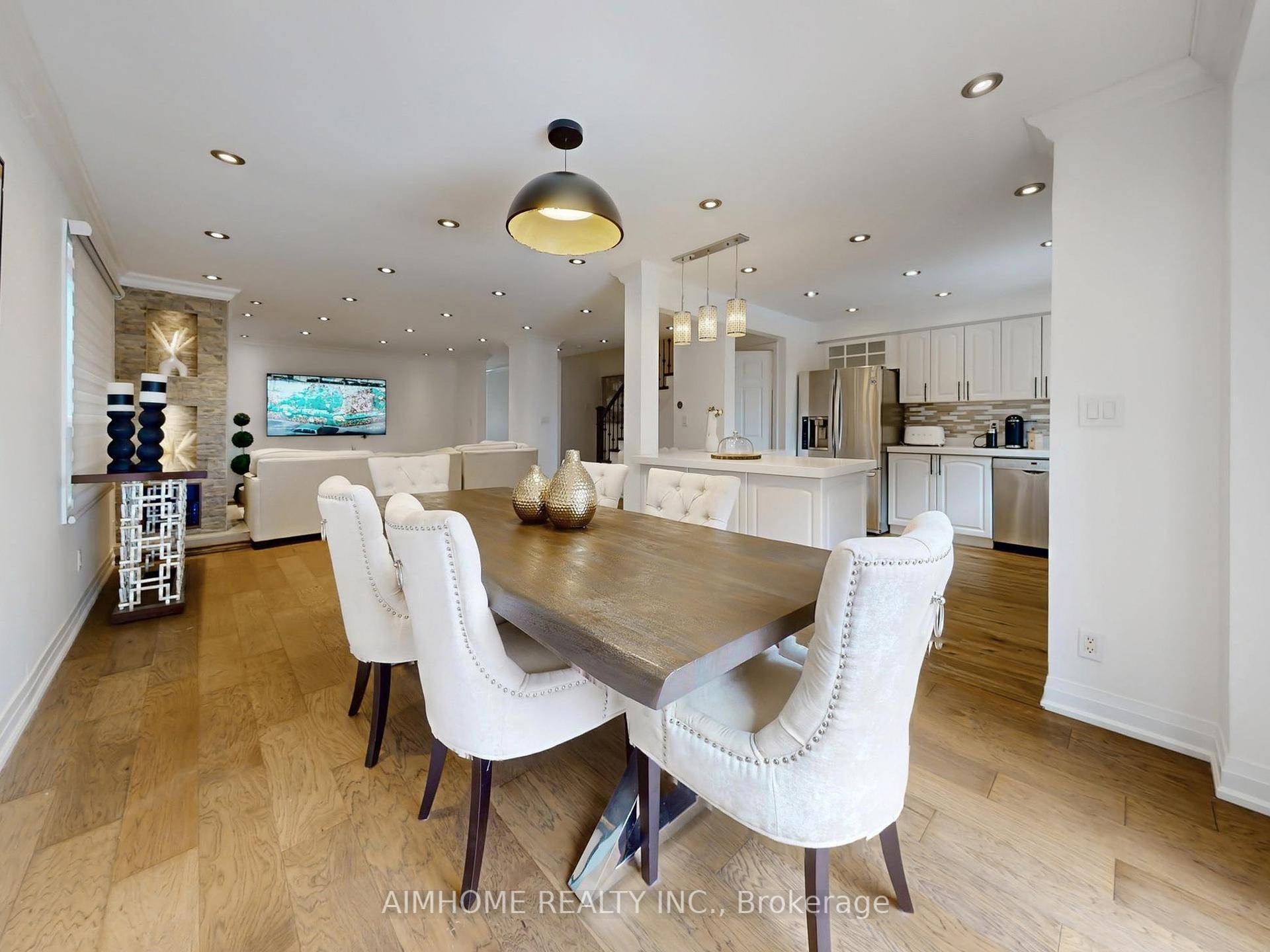 Very well maintained home in a highly desirable Thornhill neighborhood, 4 2 bedrooms 4 bath detached house with functional layout, located at one of the best Child Safe street, South ...