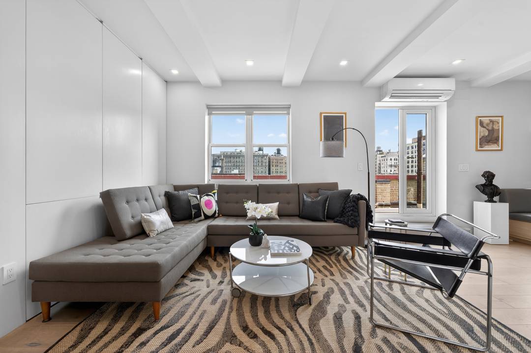 Perched atop a classic Upper West Side building on West 87th Street between West End Avenue and Riverside Drive, this beautifully renovated penthouse offers a rare combination of refined design, ...