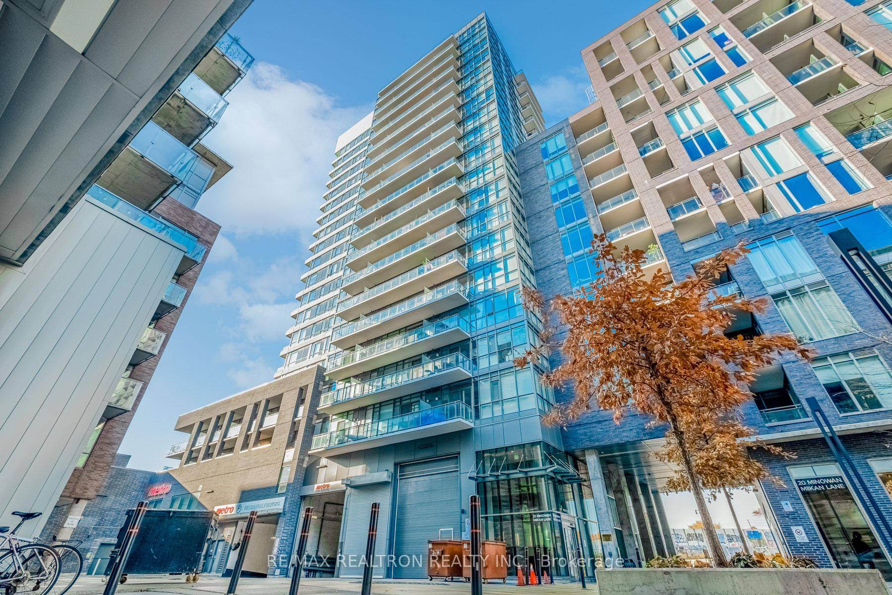 Welcome To This Stunning Loft Style 1 Den With Panoramic City amp ; Lake Views !