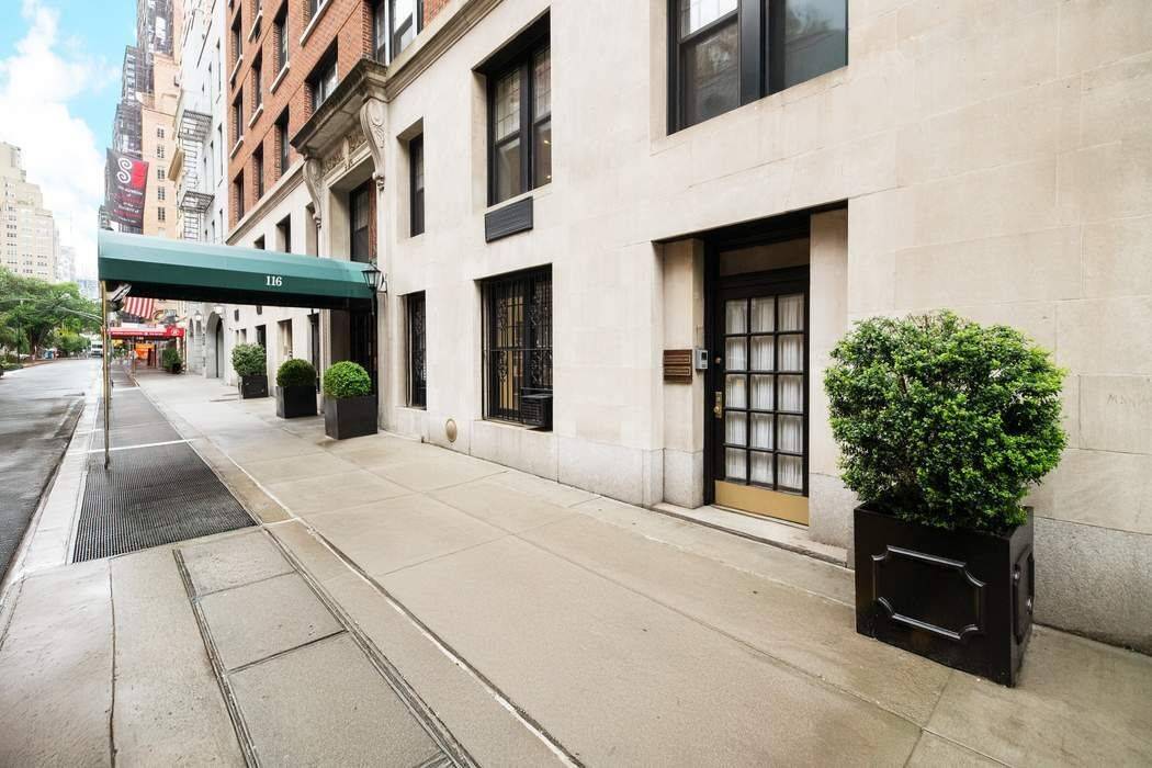 Prime Upper East Side Medical Office Space for Lease Located on the ground floor of a distinguished pre war building between the prestigious Lexington and Park Avenues, this medical office ...