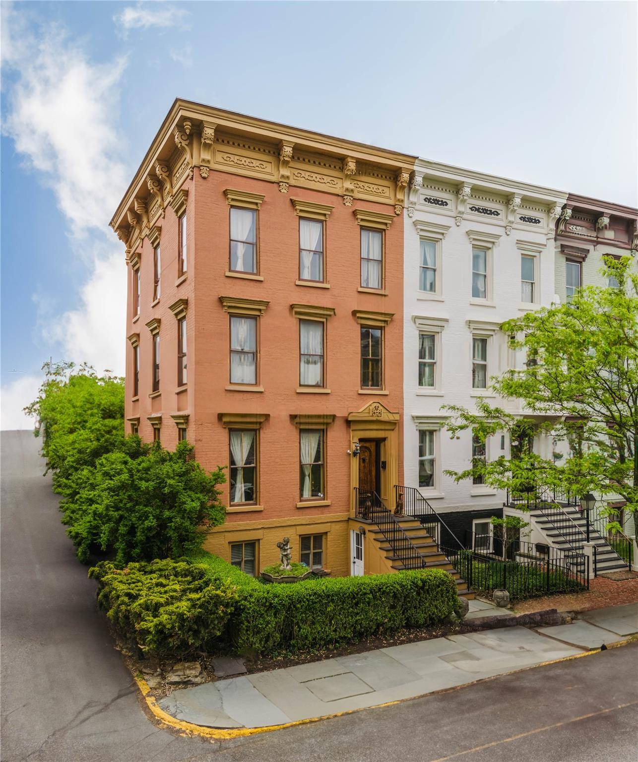 Welcome to Winslowe Townhouse, a stately brick residence dating back to 1842, set on one of Hudson s most picturesque parks.