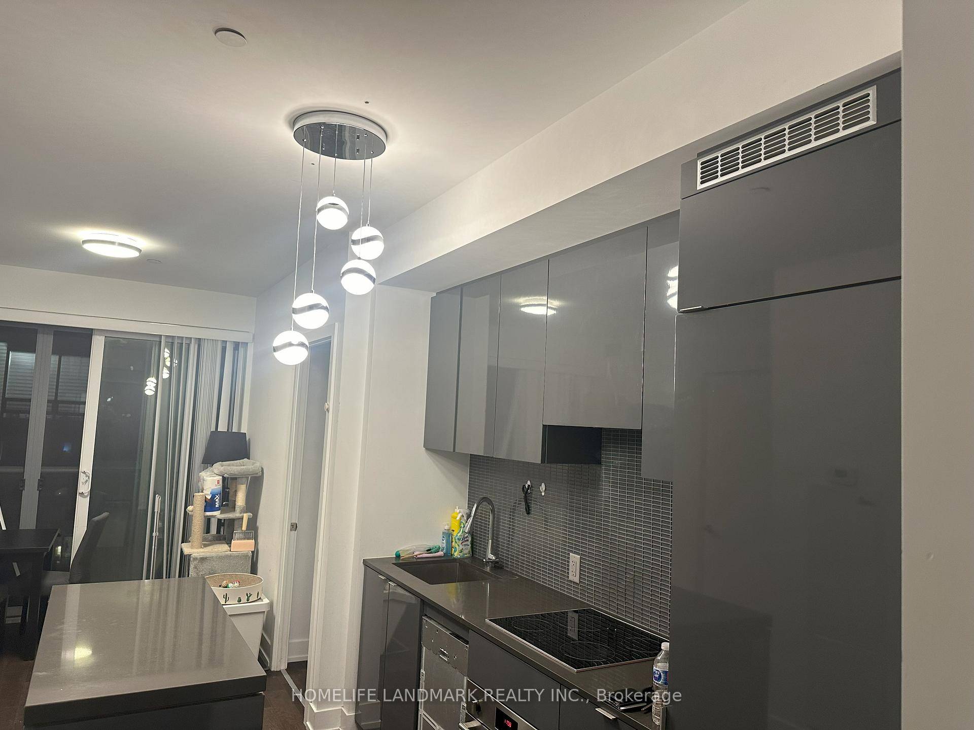 Luxurious Condo With Excellent Location, 2 Split Bedroom W 2 Bath Around 636 Sqf, 9Ft Ceiling, West Facing.