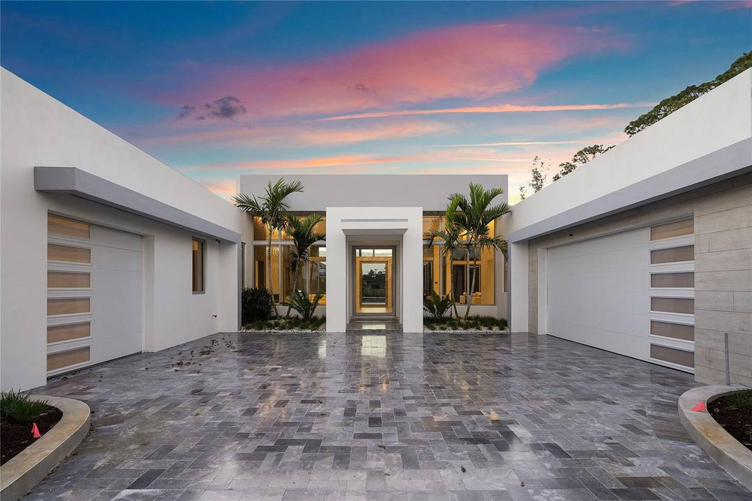 ABSOLUTELY STUNNING ! ! Spectacular 7, 577 sq ft smart home, completed in 2025 and set on a secluded 1 acre lot.