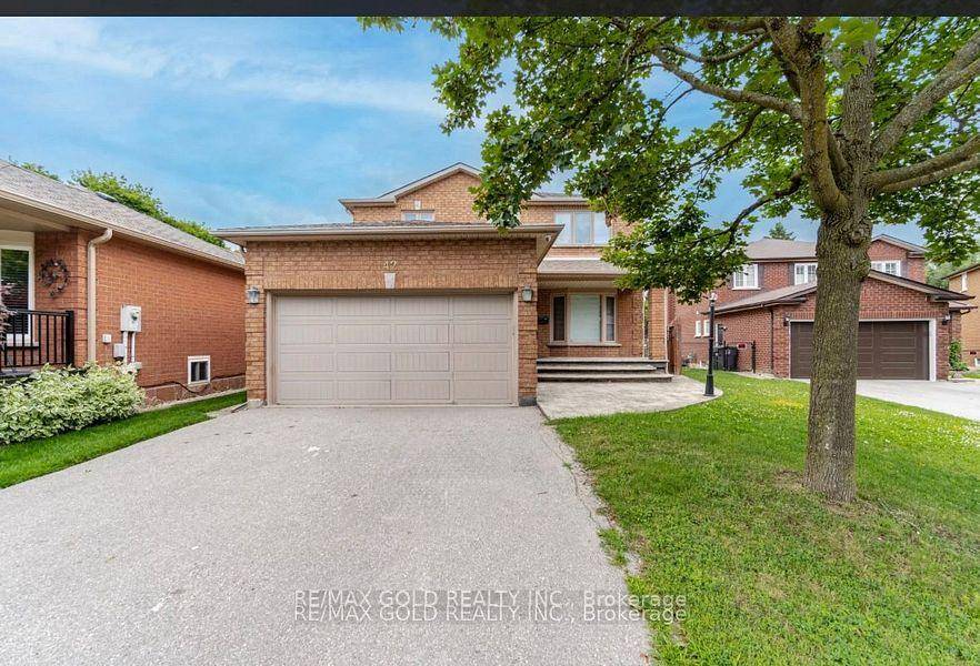 Beautiful fully renovated detached house on cul de sac.