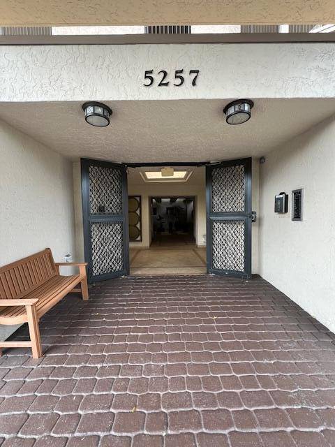 Beautifully Updated 2 Bed, 2 Bath Condo with Golf Course Views.