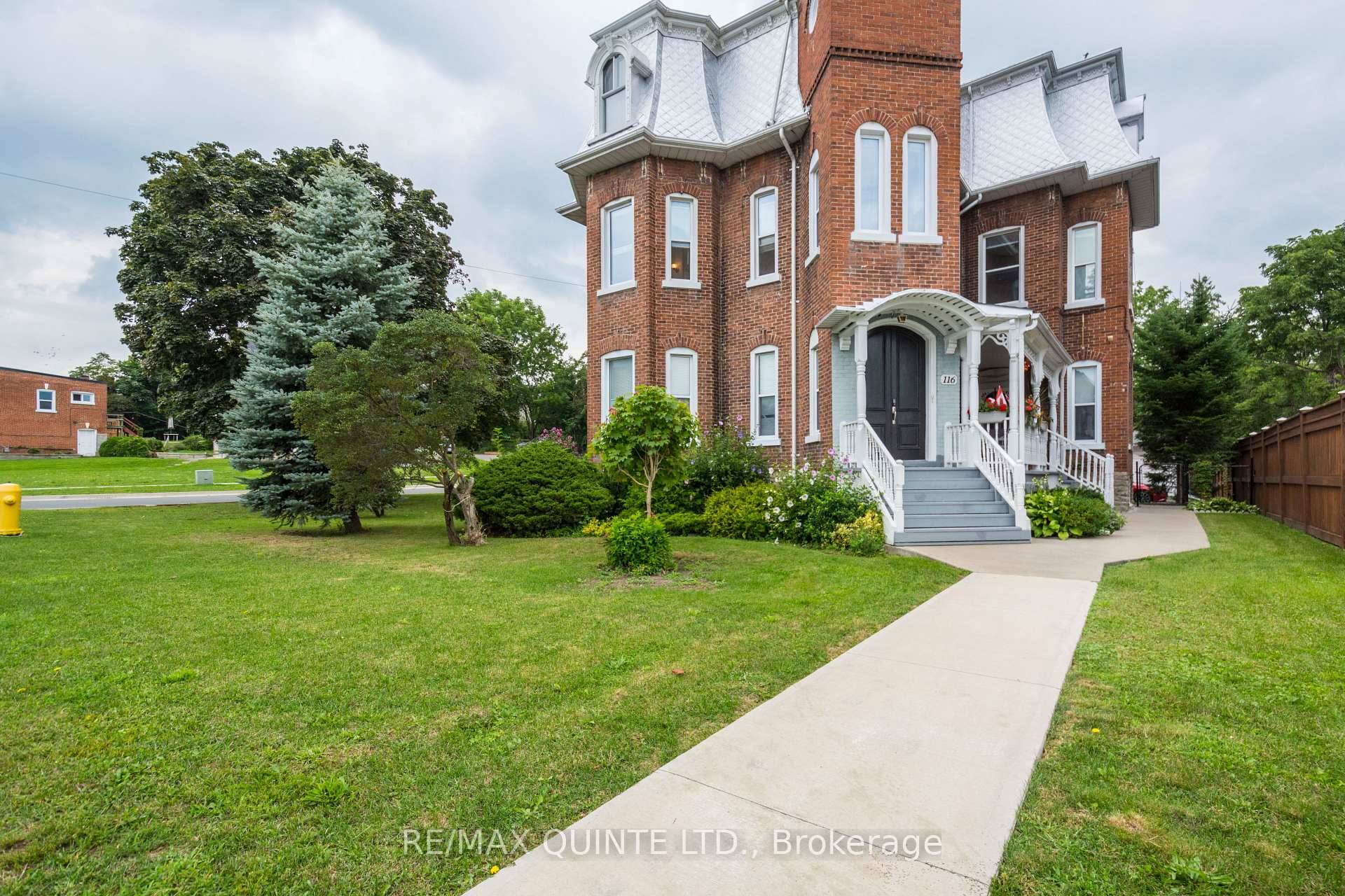 Looking for an apartment with some character ?