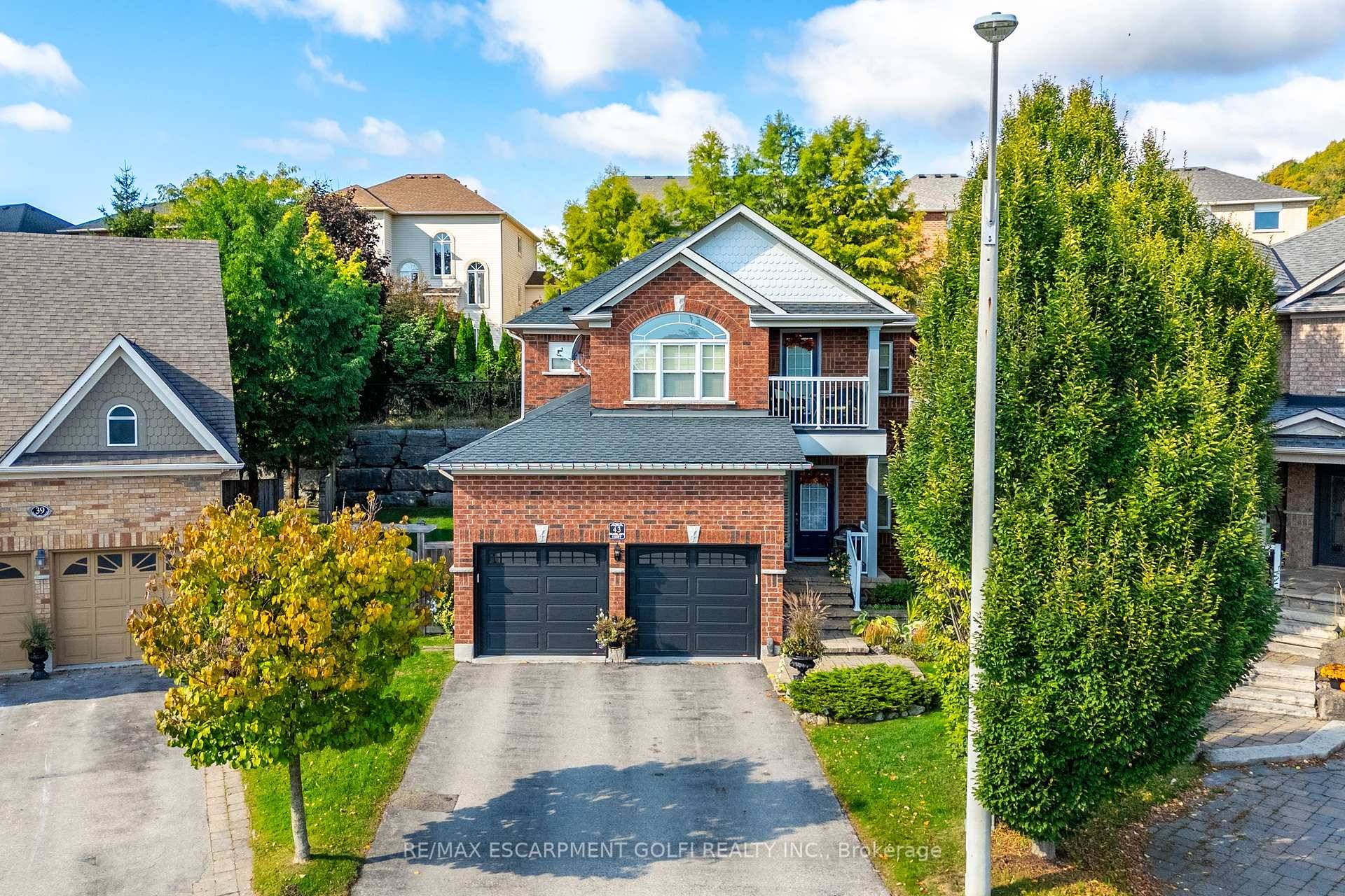 WELCOME TO 43 WOODLAWN COURT, IN THE HEART OF DUNDAS !