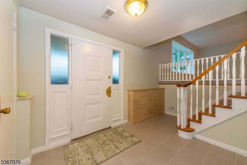 Welcome to this Large Split Level located in the desirable Oakview Section.