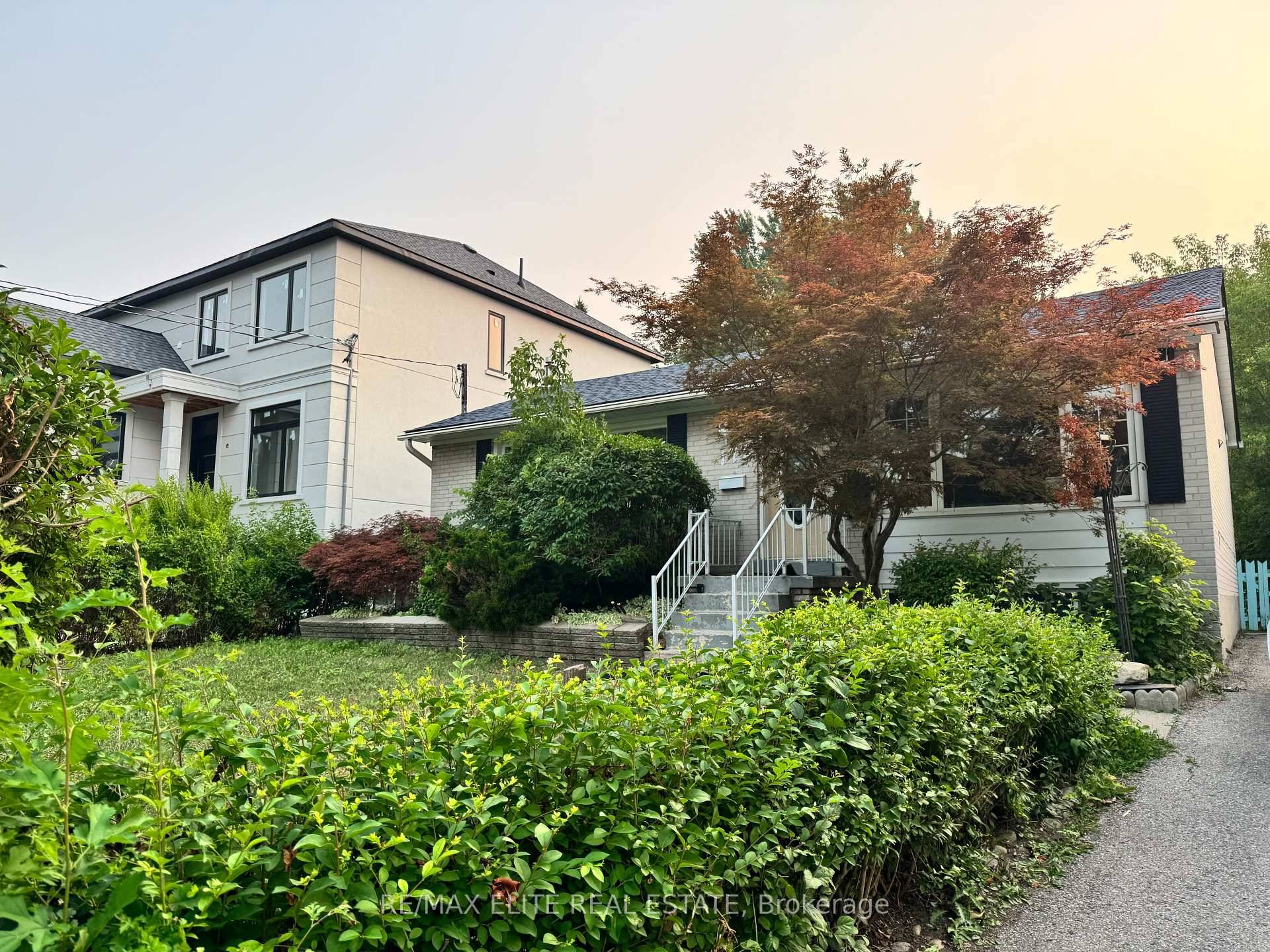 Entire Property ; Bright Bungalow In Desirable Richmond Hill.
