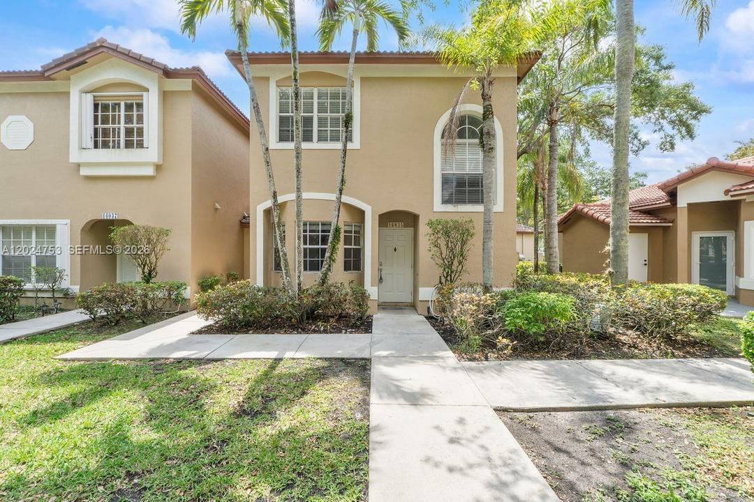 Beautiful townhouse for sale in Weston, FL featuring 3 bedrooms and 2.