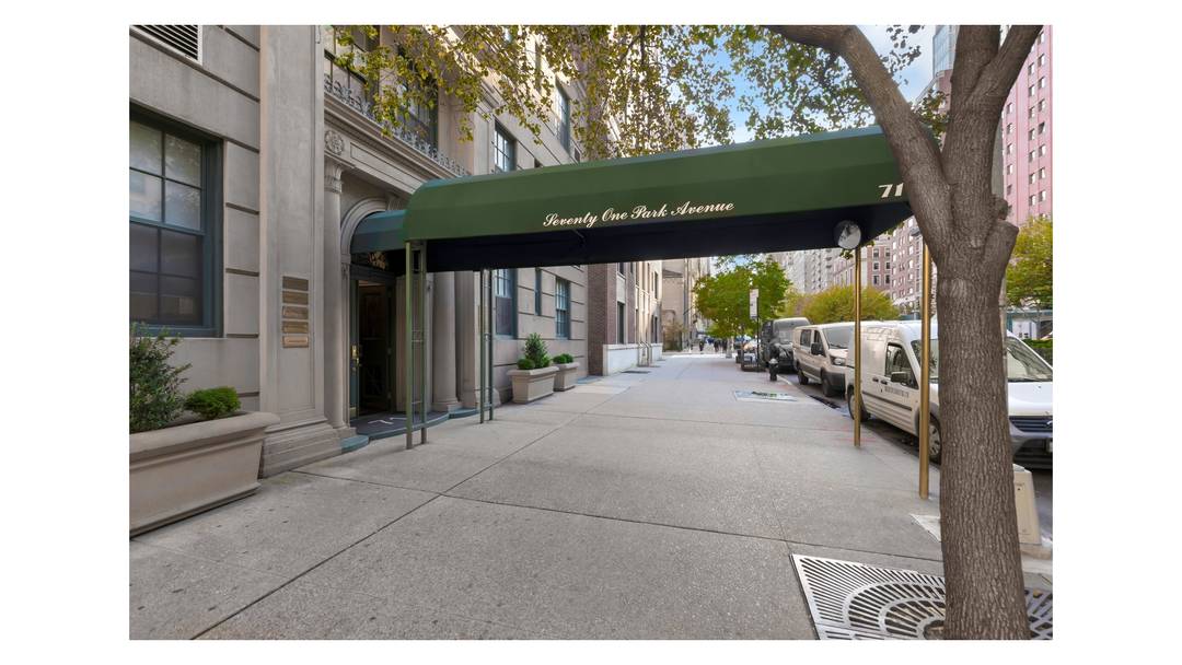 Rarely Available Classic Pre War Park Avenue Condominium Located in a pristine 1924 boutique condominium building with just 43 residences.