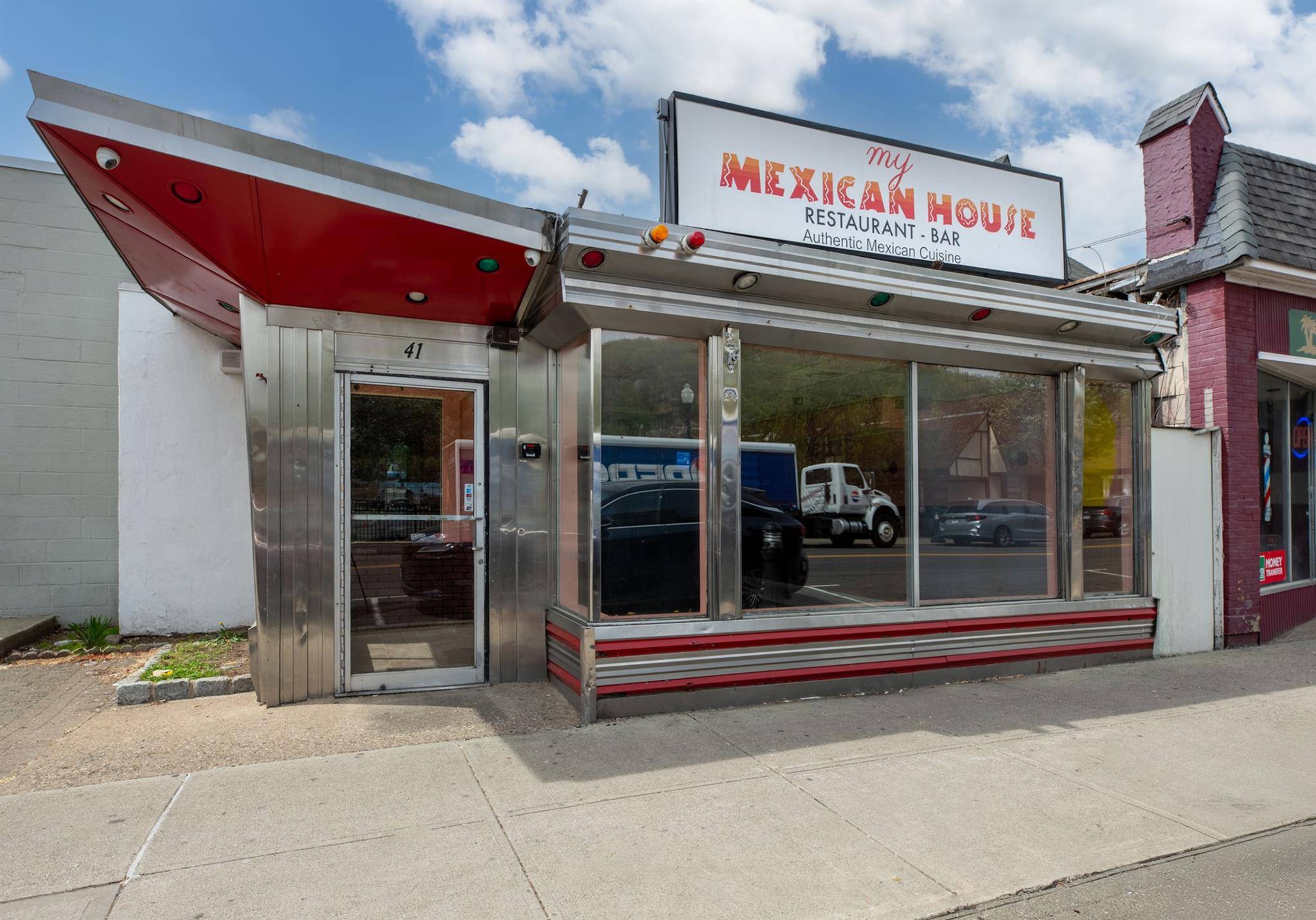 For Sale Turnkey Restaurant Space in the Heart of Suffern, NY Now available for sale, this former restaurant offers a ready to use layout in a prime downtown Suffern location.