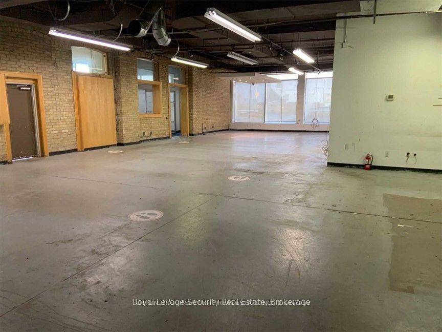 2000 SqFt OF Nice, Clean Space With 20 Foot Ceilings, Good For Any Commercial Or Industrial Uses Such As Any Type Of Retail Store, Apparel, Art Gallery, Art Supplies, Electronics, ...
