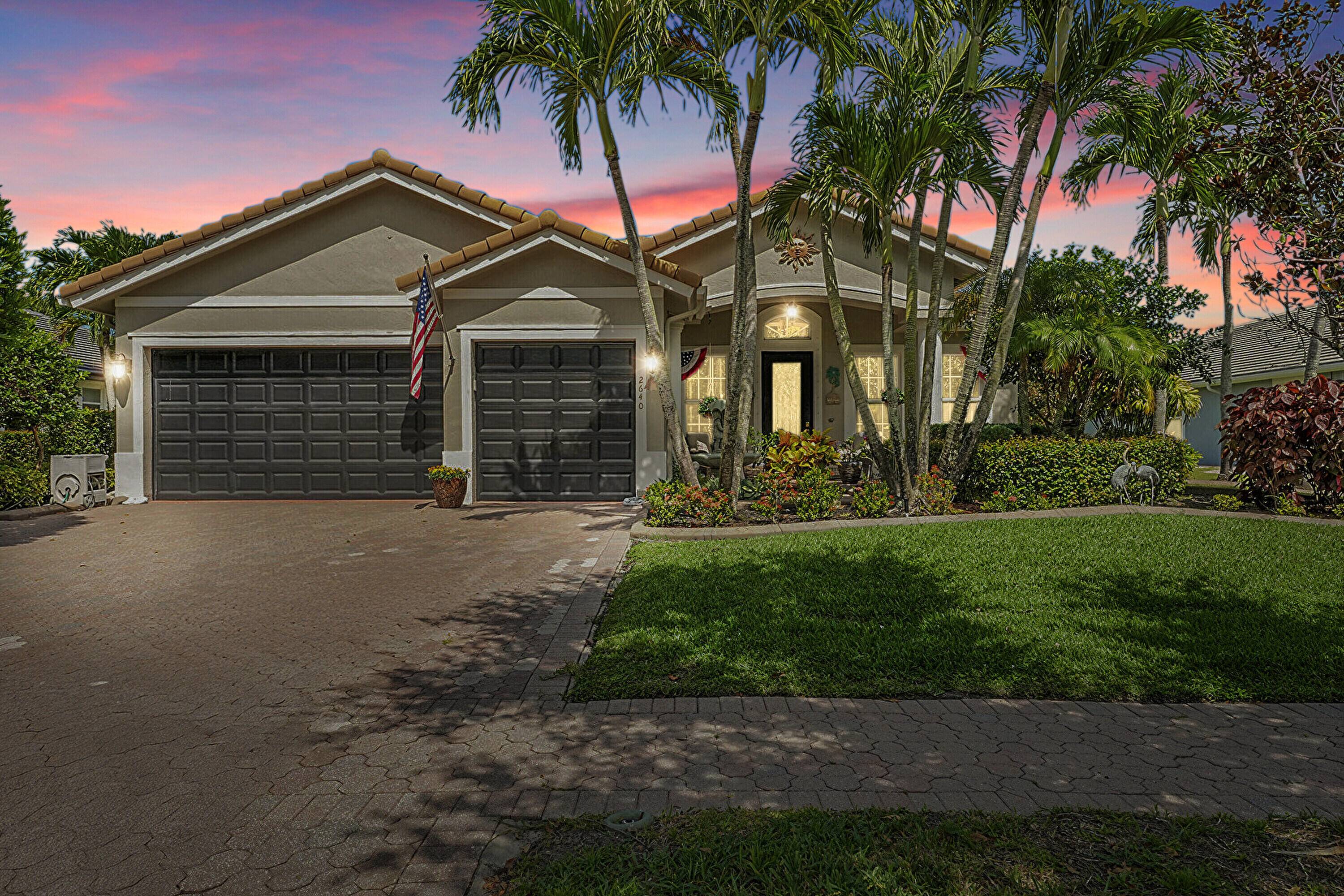 Set on the 1st fairway of Hammock Creek's Jack Nicklaus course, 2640 SW Bear Paw Trail offers 4BR, 2.