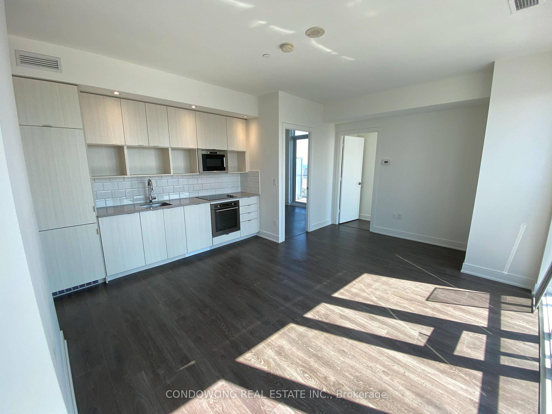 Bright And Sunny 3 Bedroom 2 Bath Corner Unit With 9 Ft Ceilings And Unobstructed View Of Downtown.