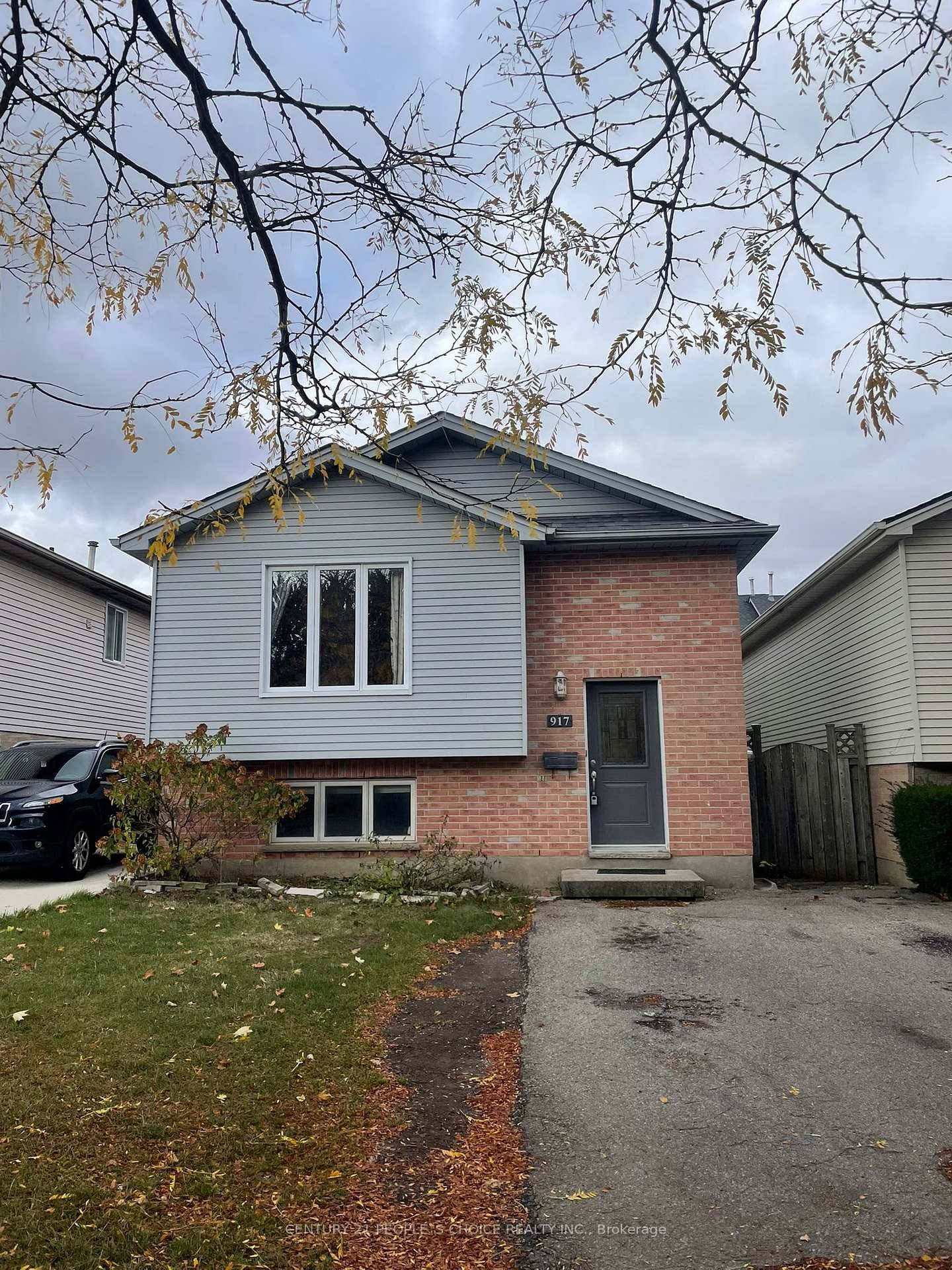 Located in North London ; walking distance to elementary Schools, Aquatic Centers, malls amp ; many other great amenities !