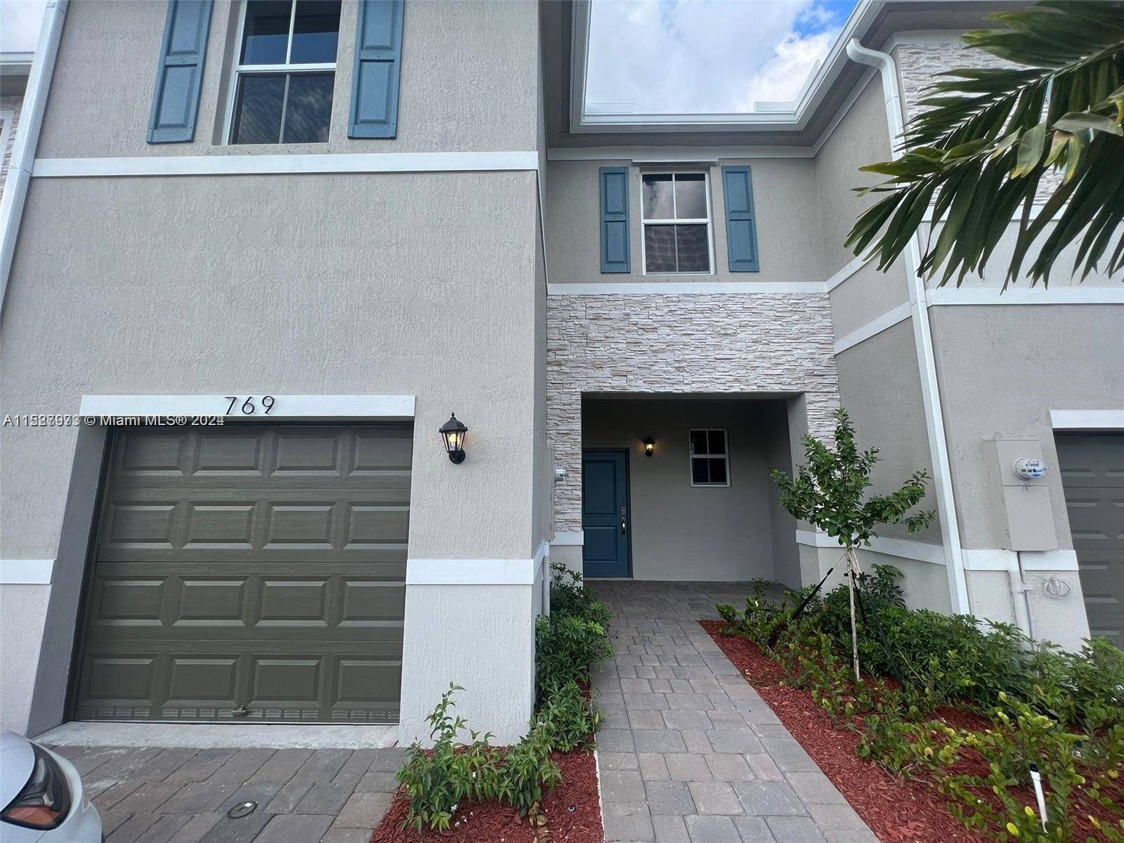 Beautiful townhouse for sale, excellent location, facing the clubhouse, featuring a large enclosed garage, 3 bedrooms 2 1 2 bedrooms, surrounded by supermarkets, schools, and golf course coming soon near ...
