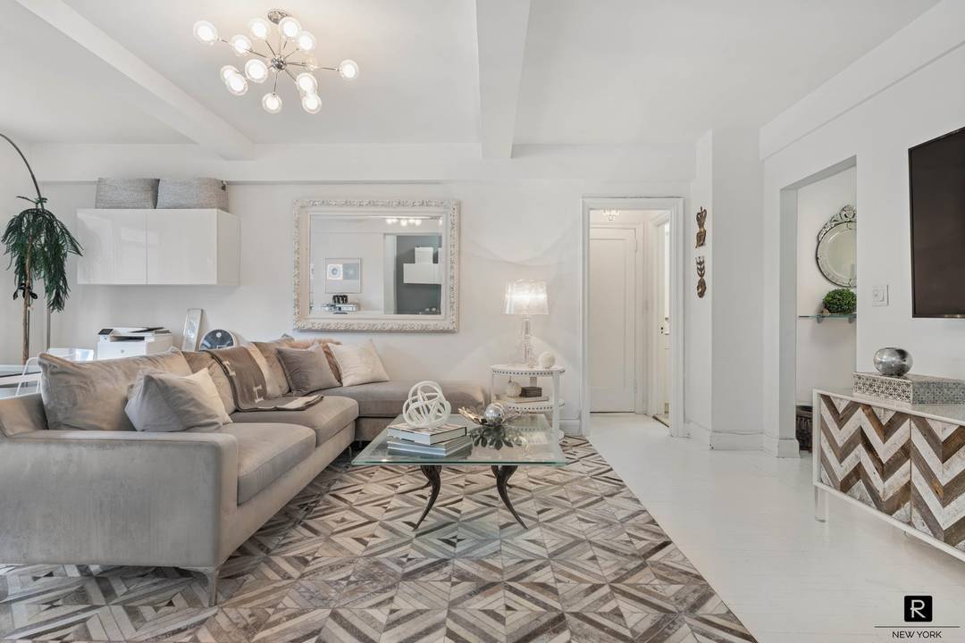 BRING OFFERS PRICE REDUCED LOOKING FOR SPACE, CONVENIENCE AND STYLE THIS UPDATED OVERSIZED ONE BEDROOM HAS WHAT YOU WANT.