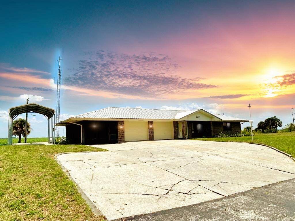Fisherman's Paradise ! This stunning brick riverfront home on the Caloosahatchee River an intracoastal waterway offers the ultimate Florida lifestyle.