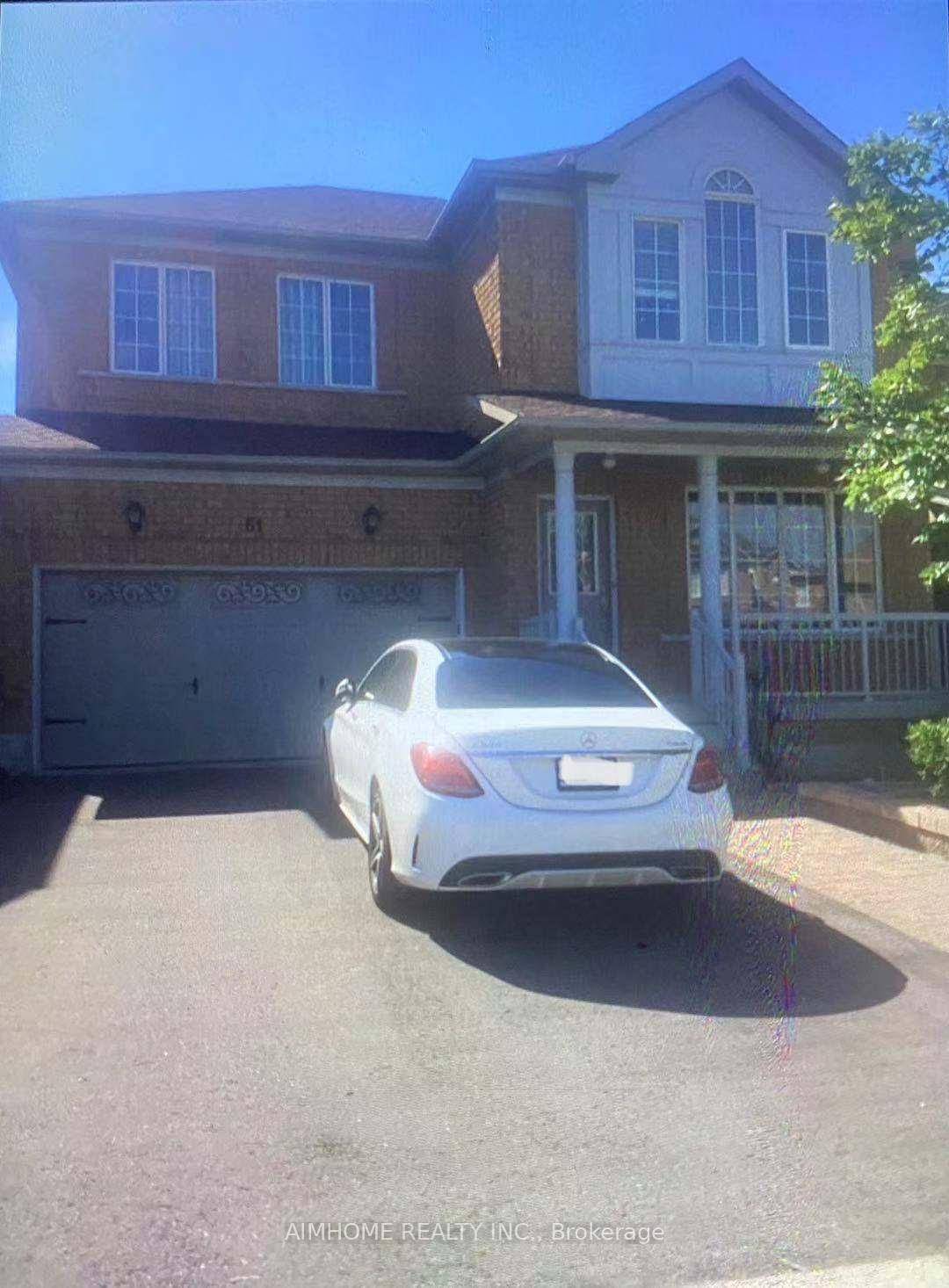 Spacious 4 Bedrooms Detached Home In Dufferin Hills, Hardwood Floor through Out.