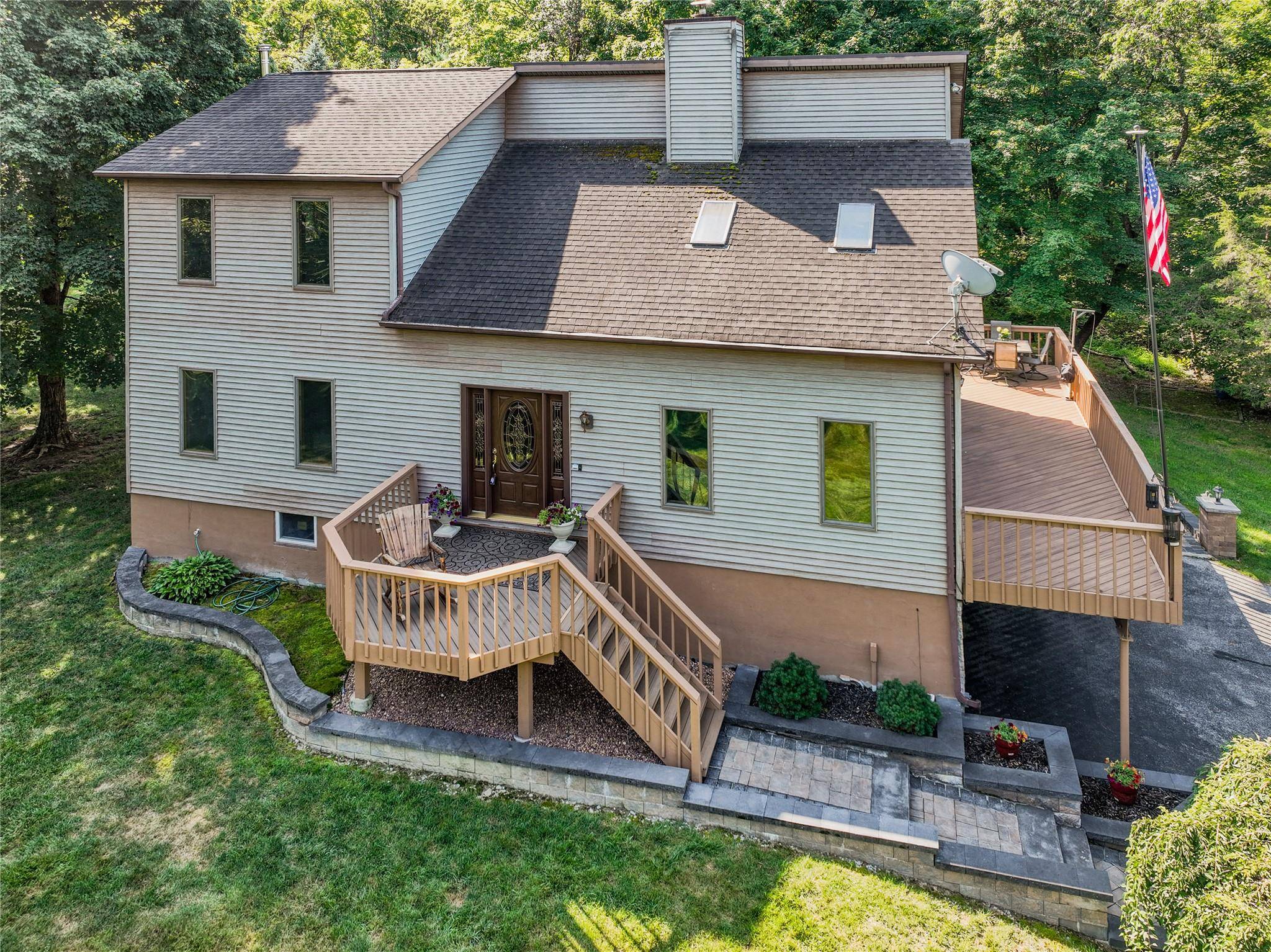 Welcome to your private wooded oasis !