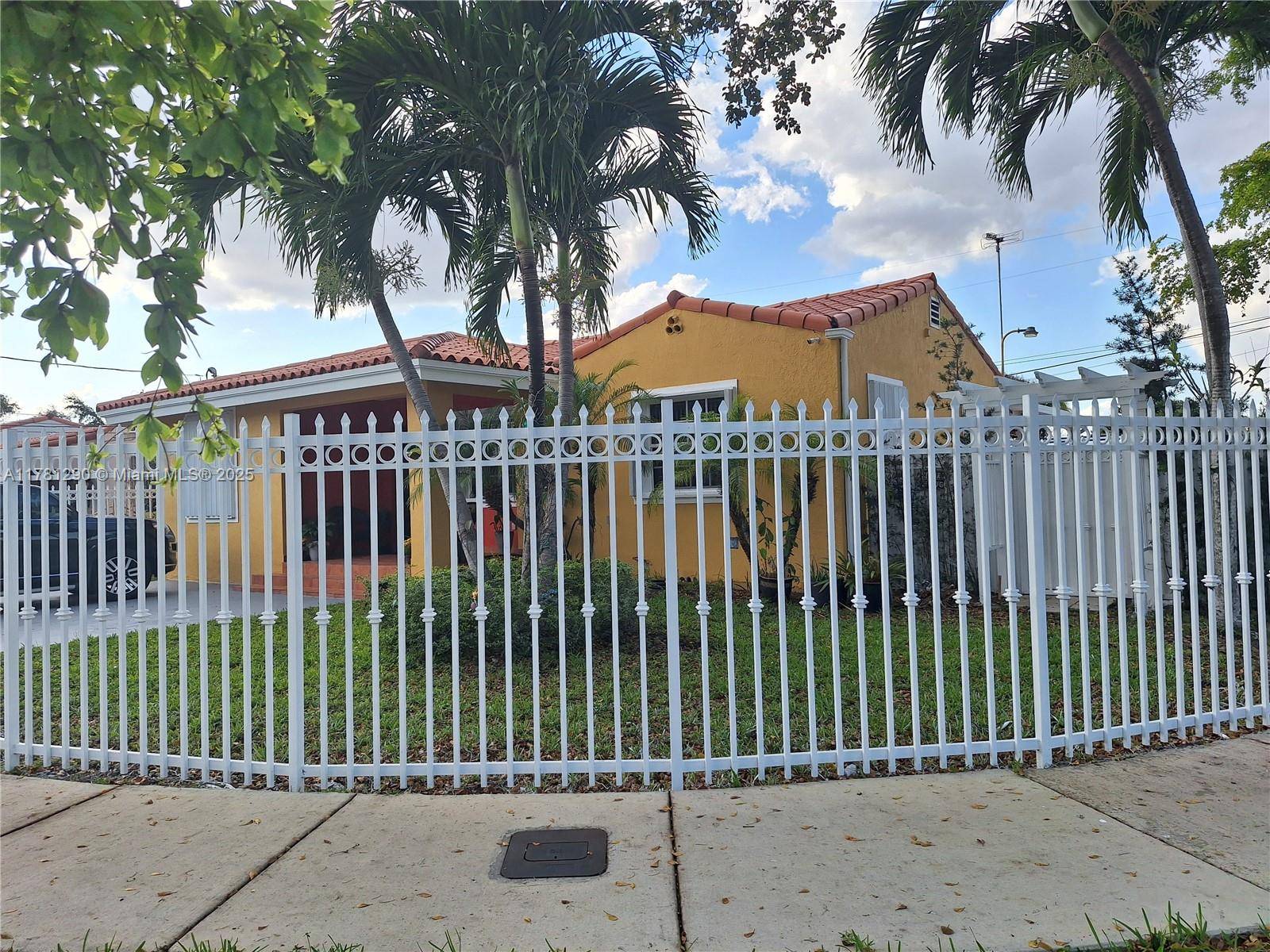 GREAT OPPORTUNITY TO PURCHASE A BEAUTIFUL CORNER LOT PROPERTY IN A PRIME LOCATIONN, IT OFFERS A LARGE OPEN CONCEPT WITH 3 BEDROOMS AND 2 FULL BATHROOMS, PARQUET WOOD FLOORS AROUND ...