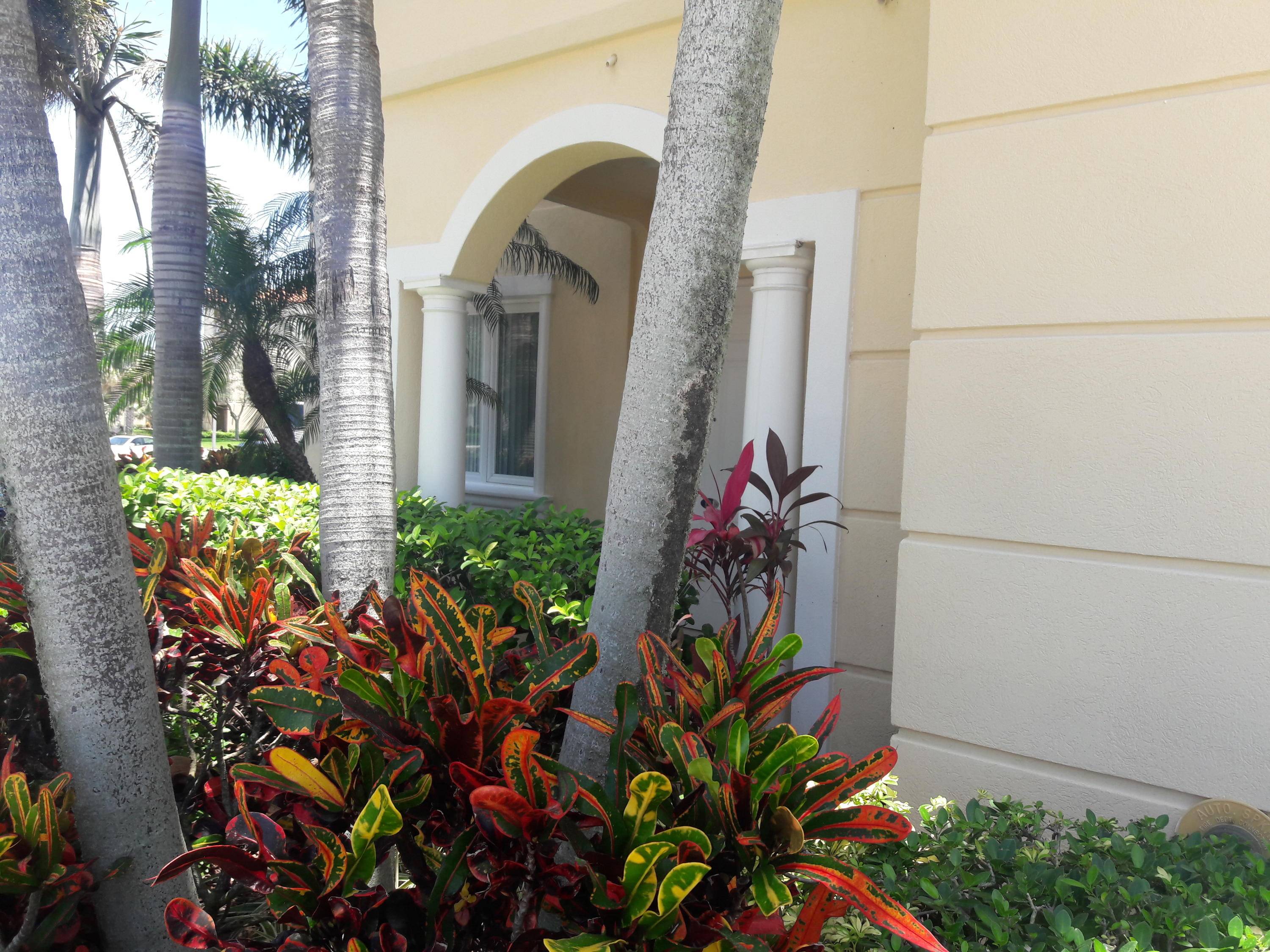 Beautiful corner end unit, ground floor on the East side !