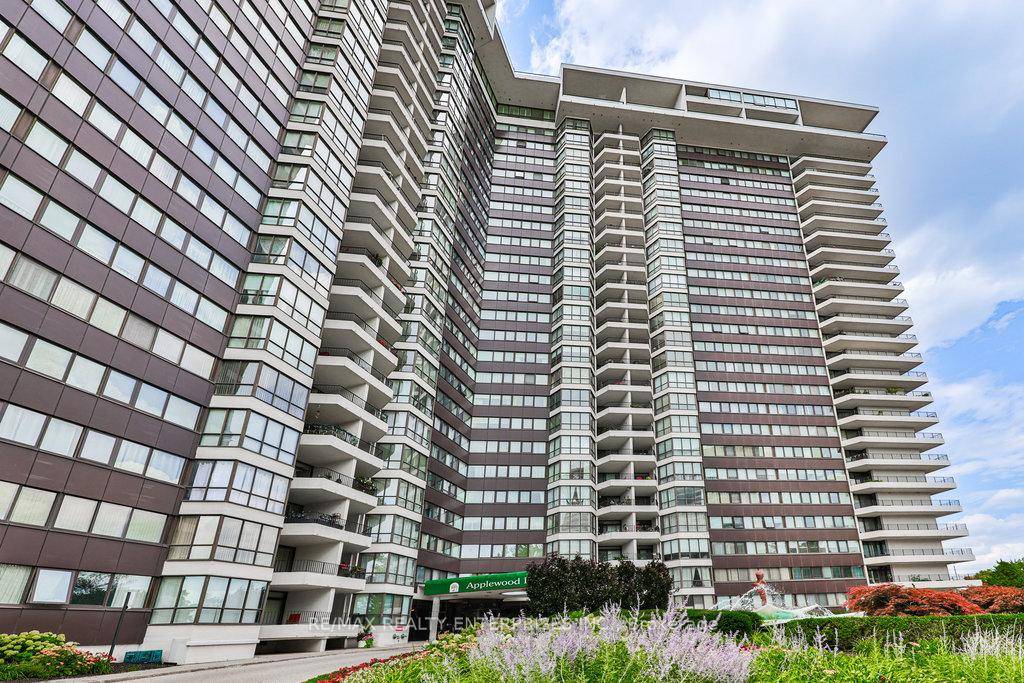 Fully Renovated amp ; Remodelled 1 Bed Condo In Prime Applewood Location.