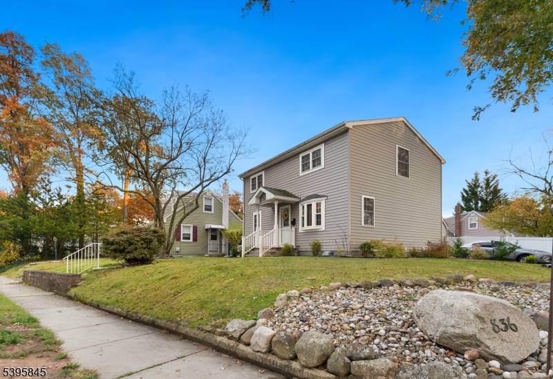 Welcome to this charming single family home featuring a spacious layout and great functionality throughout.