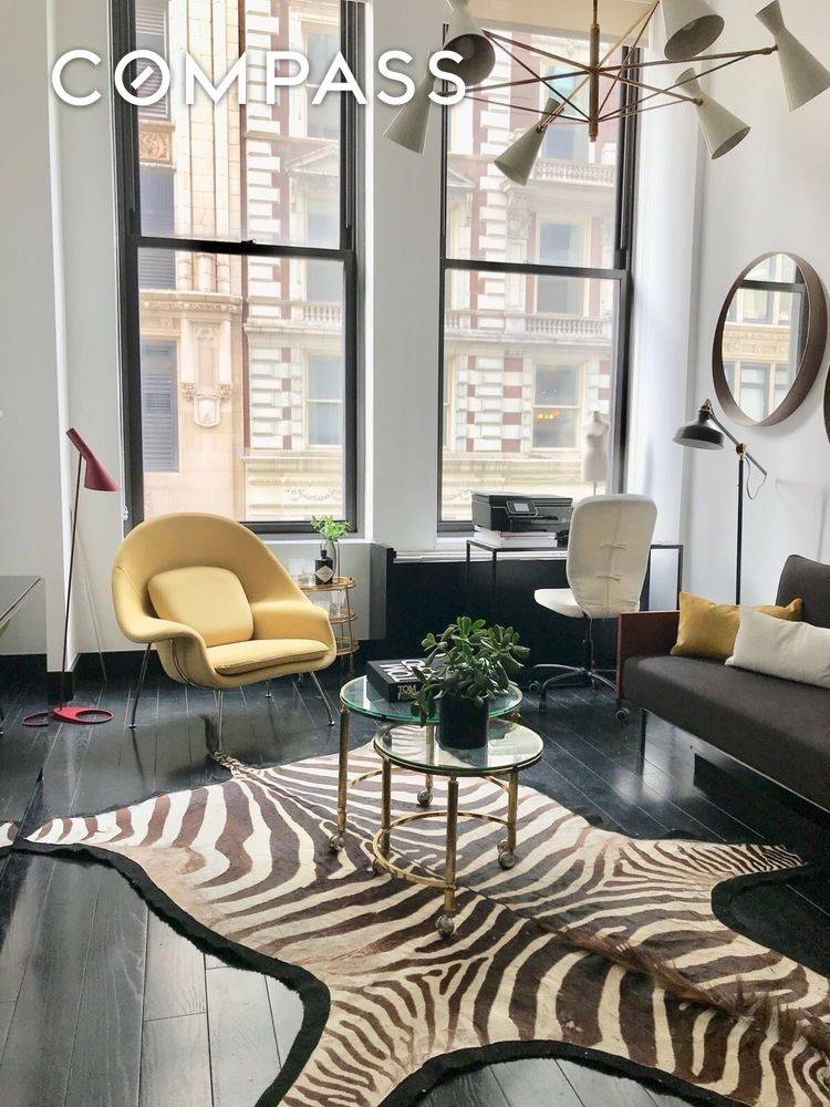 This Chic 1 bedroom loft is located in the heart of the Flatiron District in close proximity to Union Square, Madison Square Park, Chelsea and Gramercy.