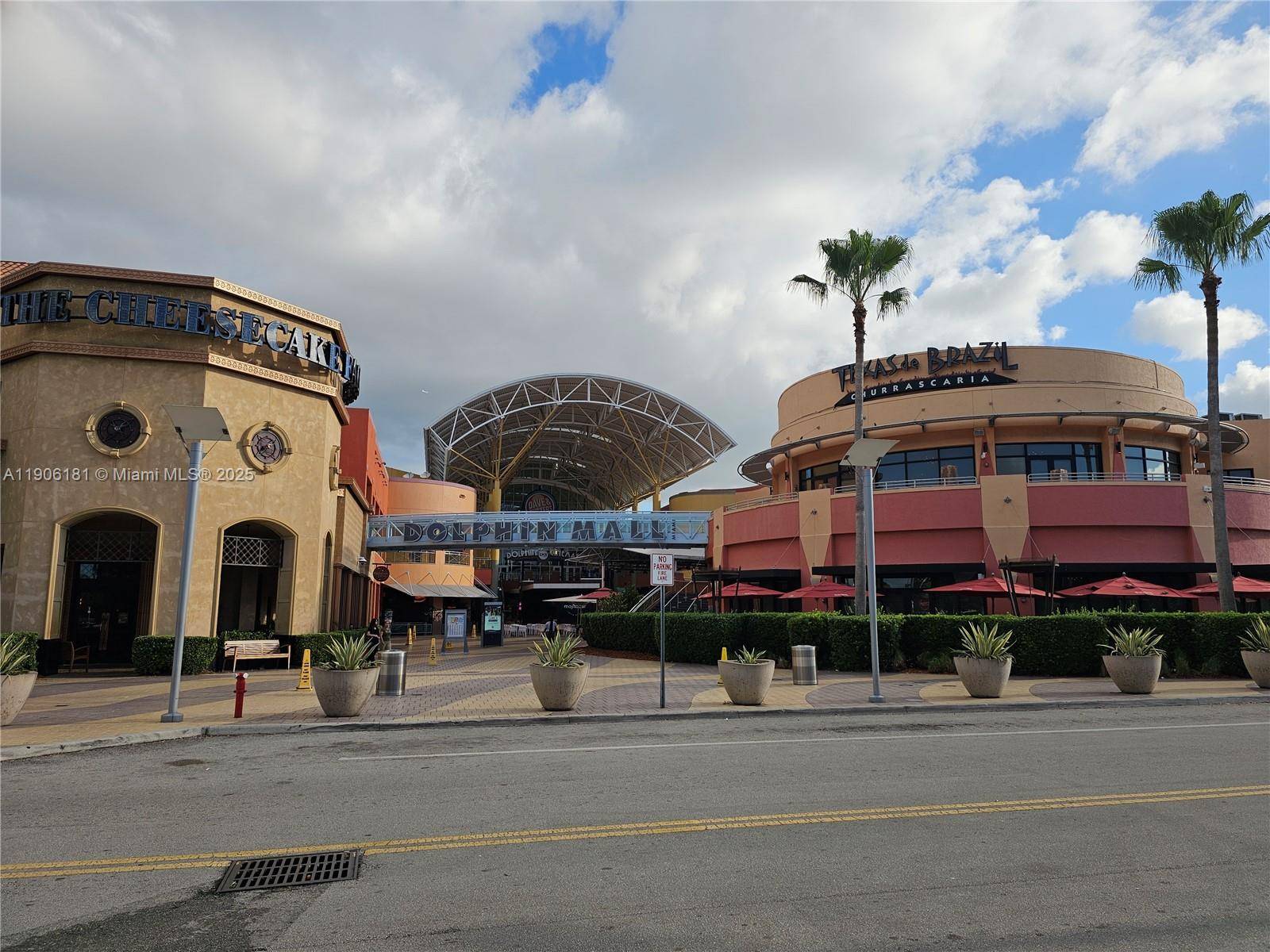 This restaurant features a fully equipped kitchen installation that enables complete and versatile food preparations, meeting all requirements for professional Latin rotisserie chicken production and broader menu execution.