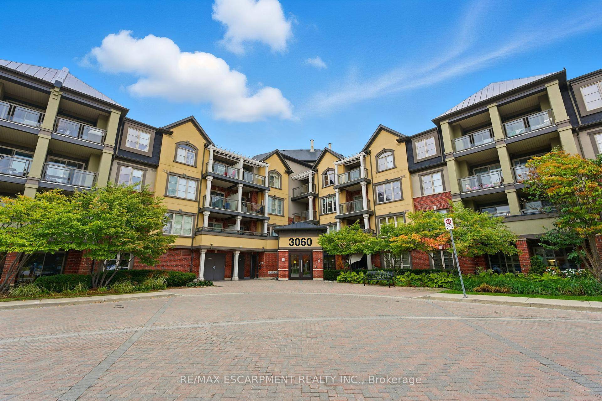 This beautiful 1 bedroom den condo, located on the top floor, offers a bright, spacious, and open concept layout with views of the Escarpment from your private covered balcony.