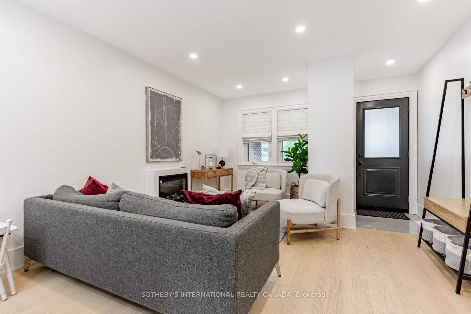 Davisville Village Gem Your Dream Family Home Awaits !
