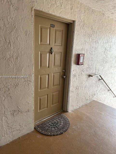 LOCATION ! ! 4 bedroom, 2 bathroom condo apartment available for rent in the heart of Kendall.