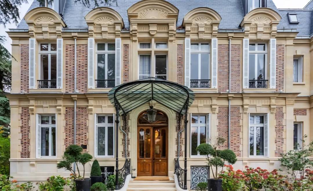 Characterful residence with outbuildings just steps from Paris