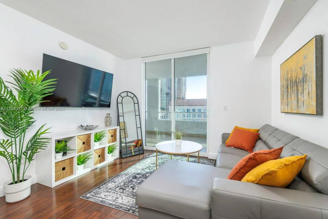 CONDO FOR SALE 2 2, FURNISHED WITH 1 PARKING SPACE.