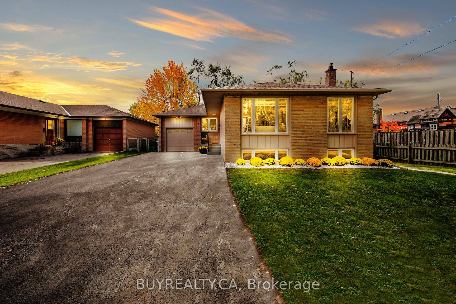 Situated On A Quiet Child Friendly Court In The Desirable Bathurst Manor Area.