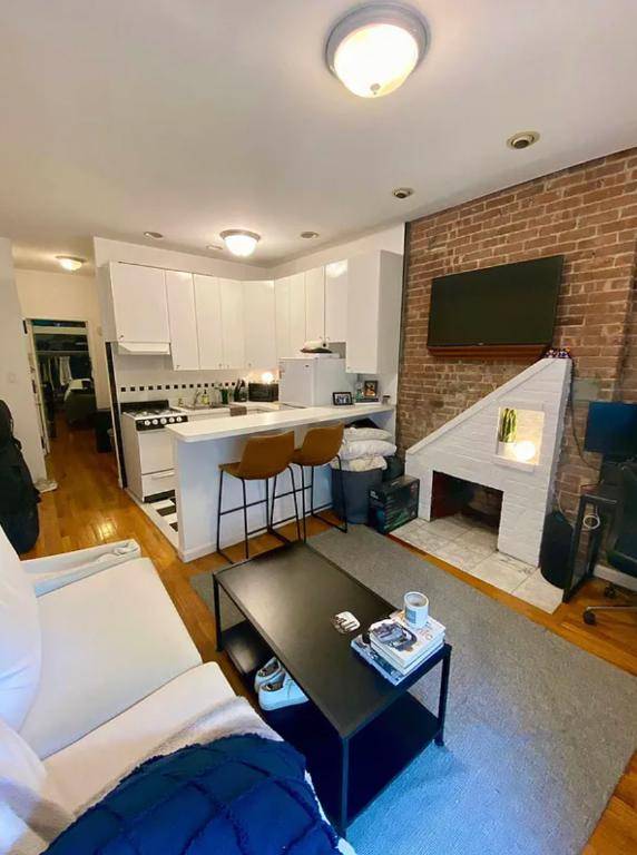 Fantastic 1BR in the heart of the West Village right off 6th Avenue.