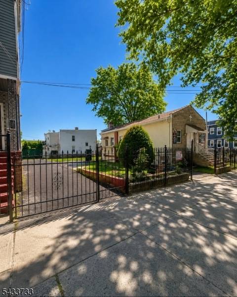 Exceptional opportunity to acquire a spacious institutional commercial property located in the heart of Newark ?