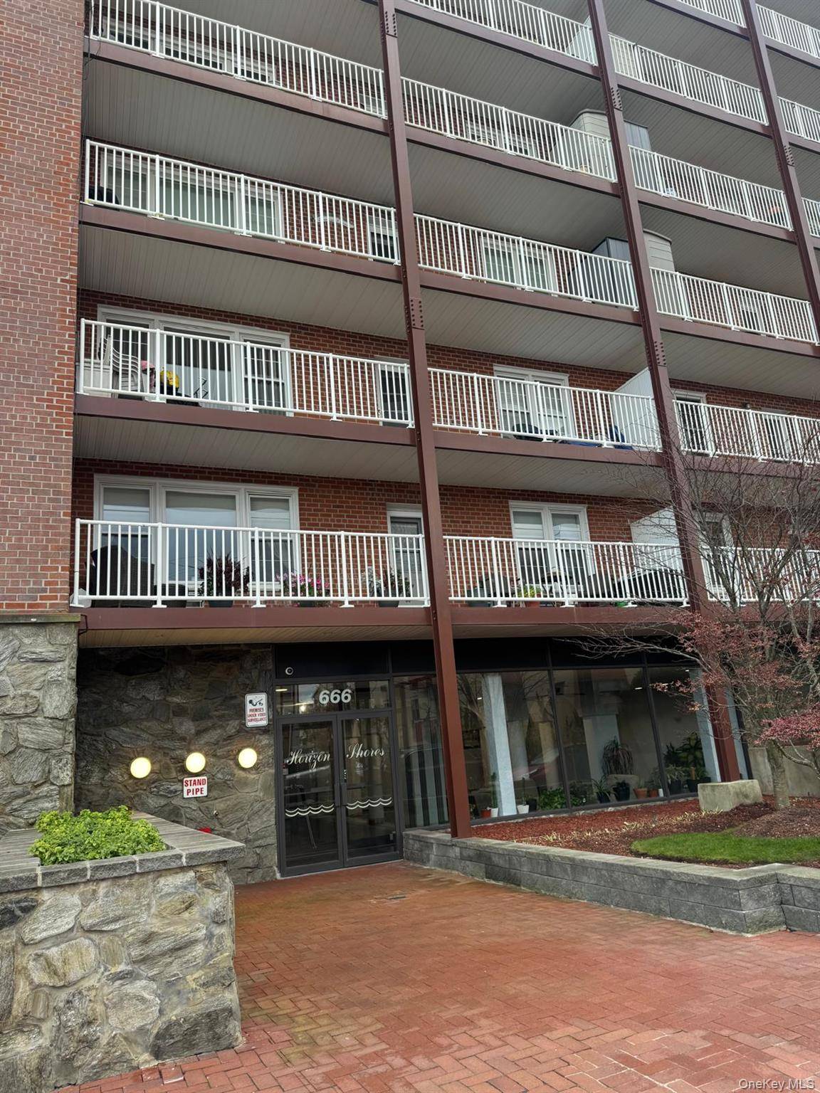 Newly renovated, spectacular condominium with access to the beach in Horizon Shores.