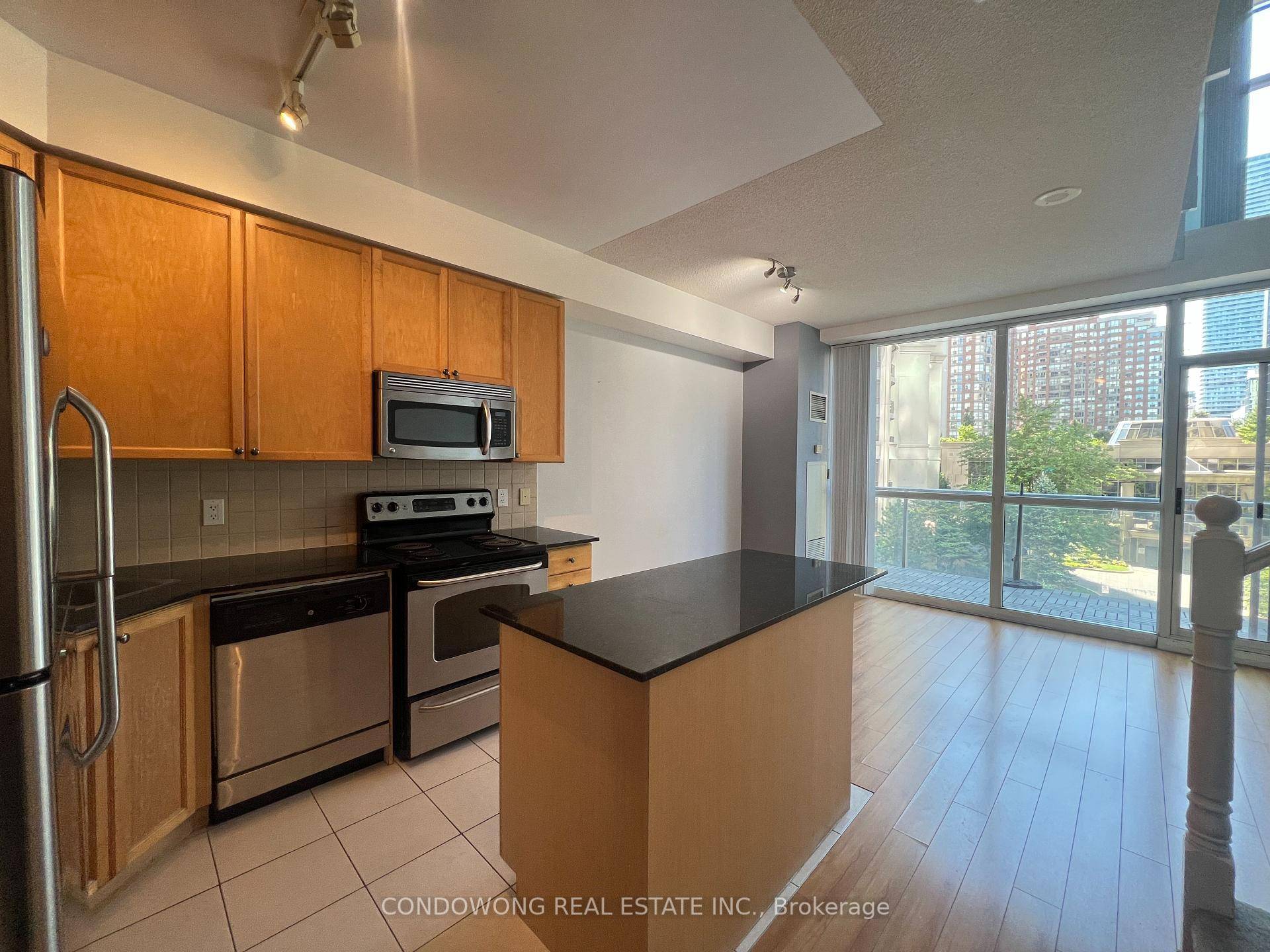 Vibrant Loft In Central Mississauga !