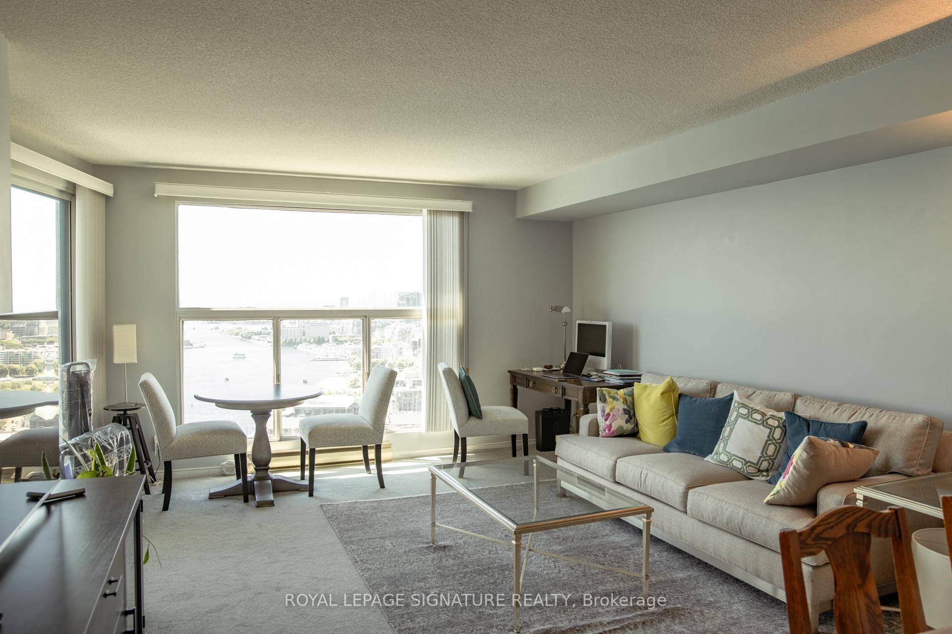 Beautifully maintained 1 bedroom, 1 bathroom apartment offers comfort, convenience, and breathtaking views of Lake Ontario.