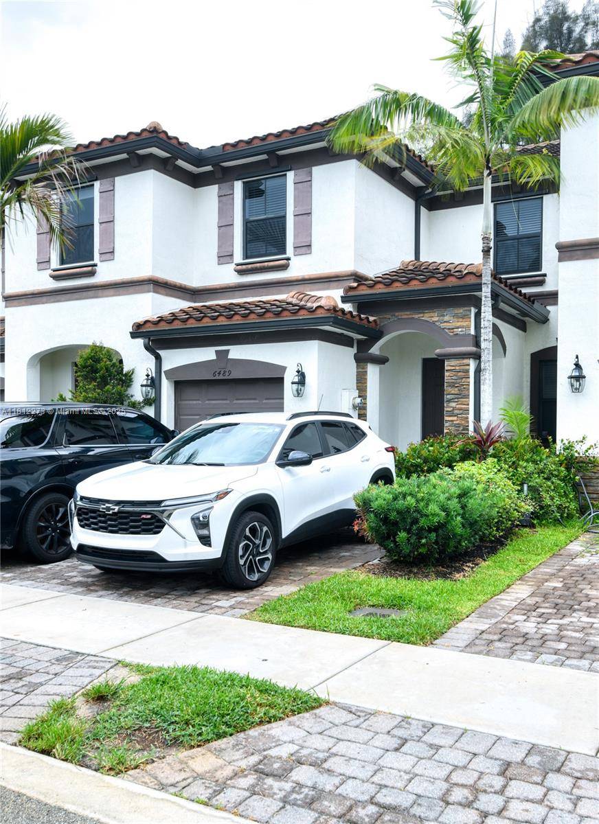 Motivated Seller ! Beautifully maintained home in the gated community of Magnolia Trails, ideally located in the heart of Davie.