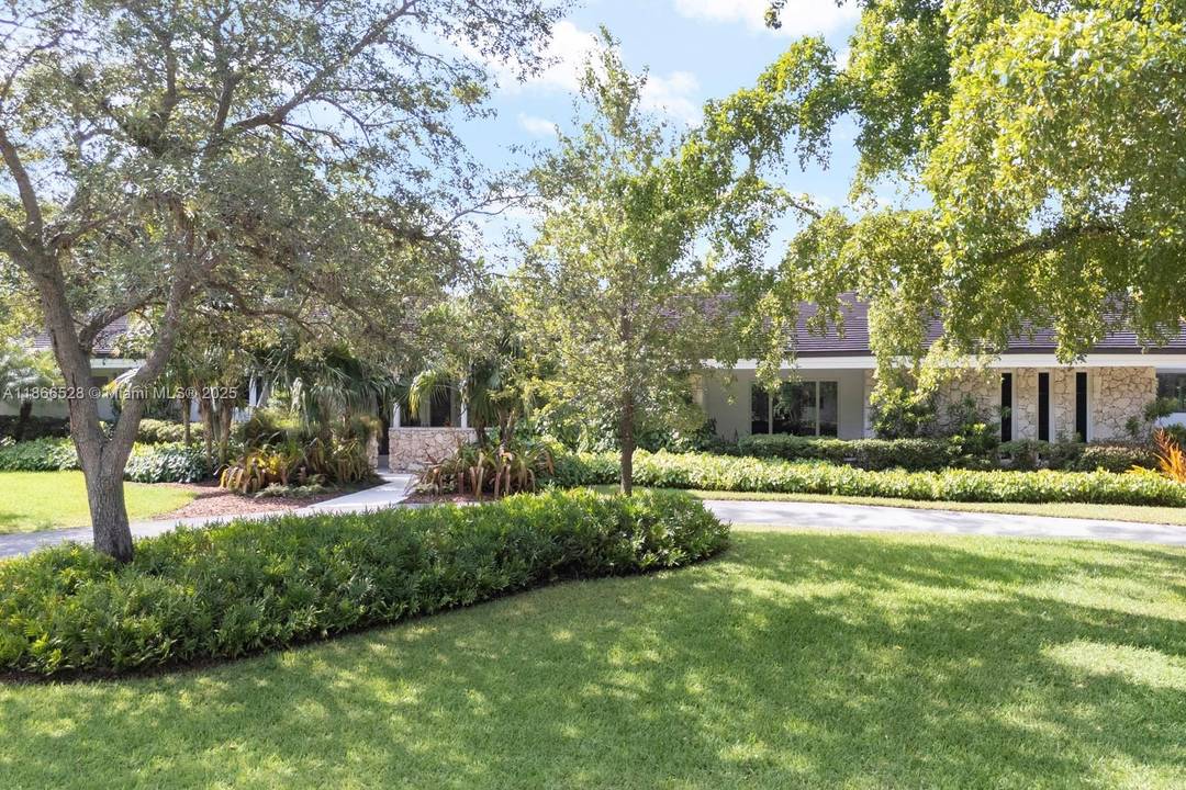 Gorgeous Pine Bay Estates North sophistication and style galore fantastic Hollub built family home with soaring high ceilings and windows, an incredible state of the art kitchen w tons of ...