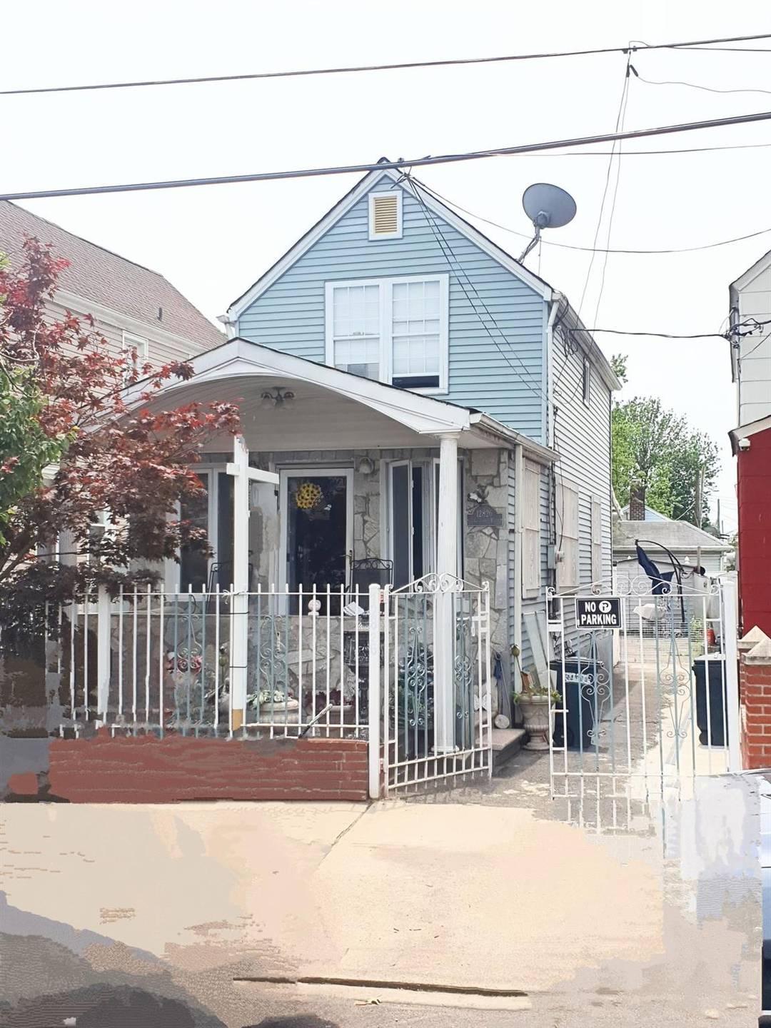 Spacious 1 Family Home located in South Ozone Park, 2 Bedrooms and 1 Full Bath.