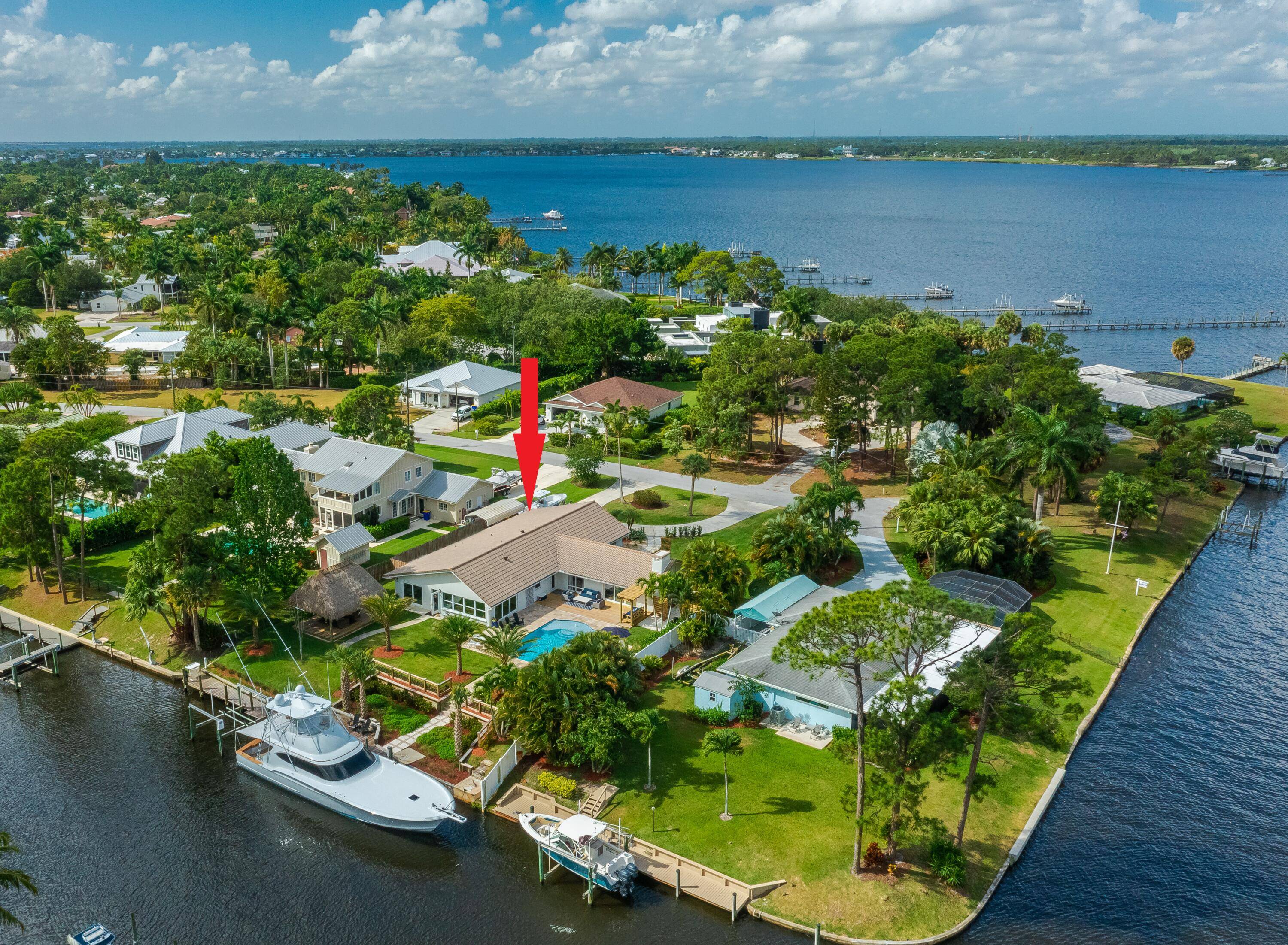 WATERFRONT OCEAN ACCESS SALTWATER POOL W PRIVATE DOCK AND TIKI HUT.